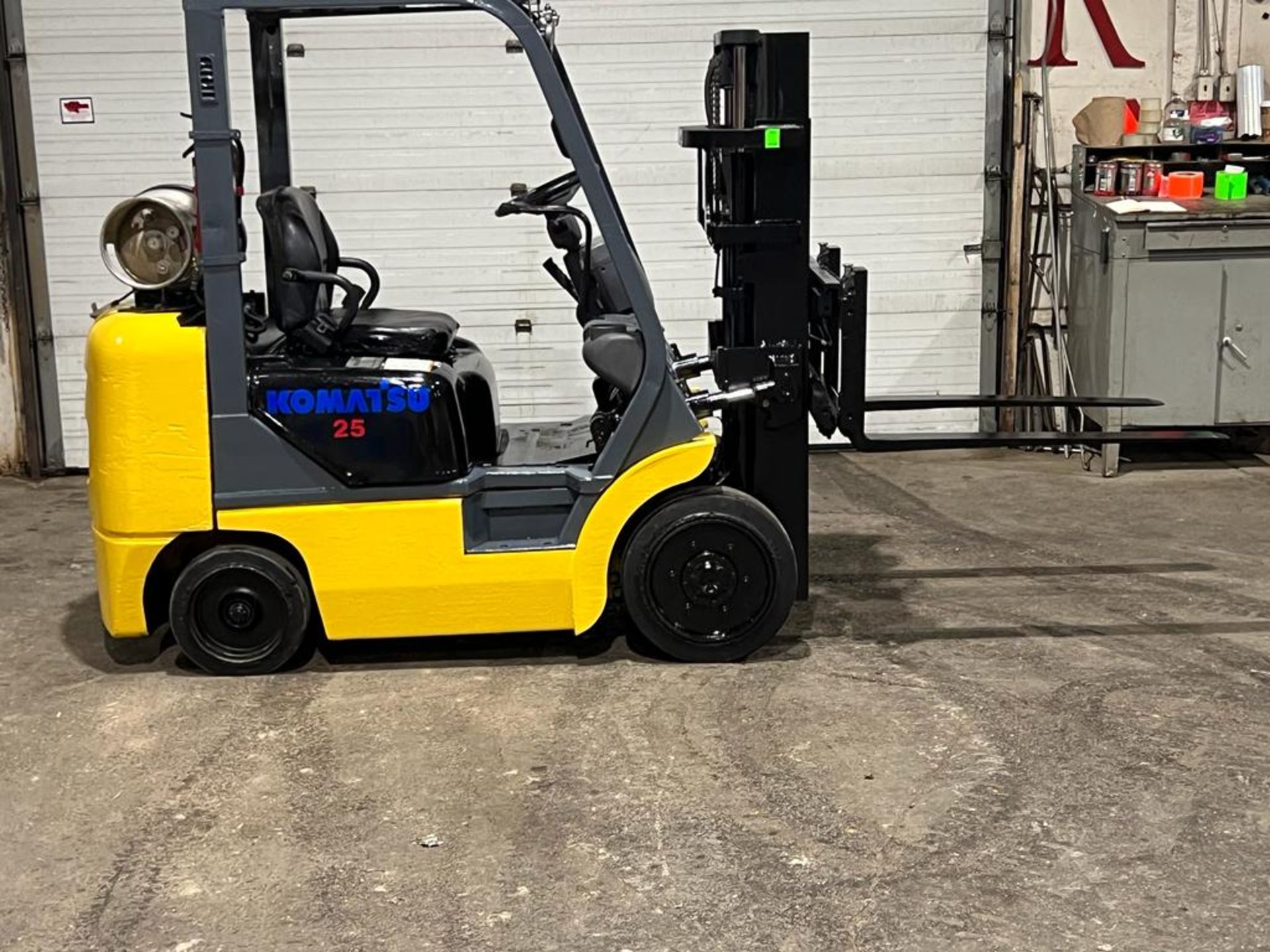 Komatsu 5,000lbs Capacity Forklift LPG (Propane) with Sideshift (no propane tank included) - FREE