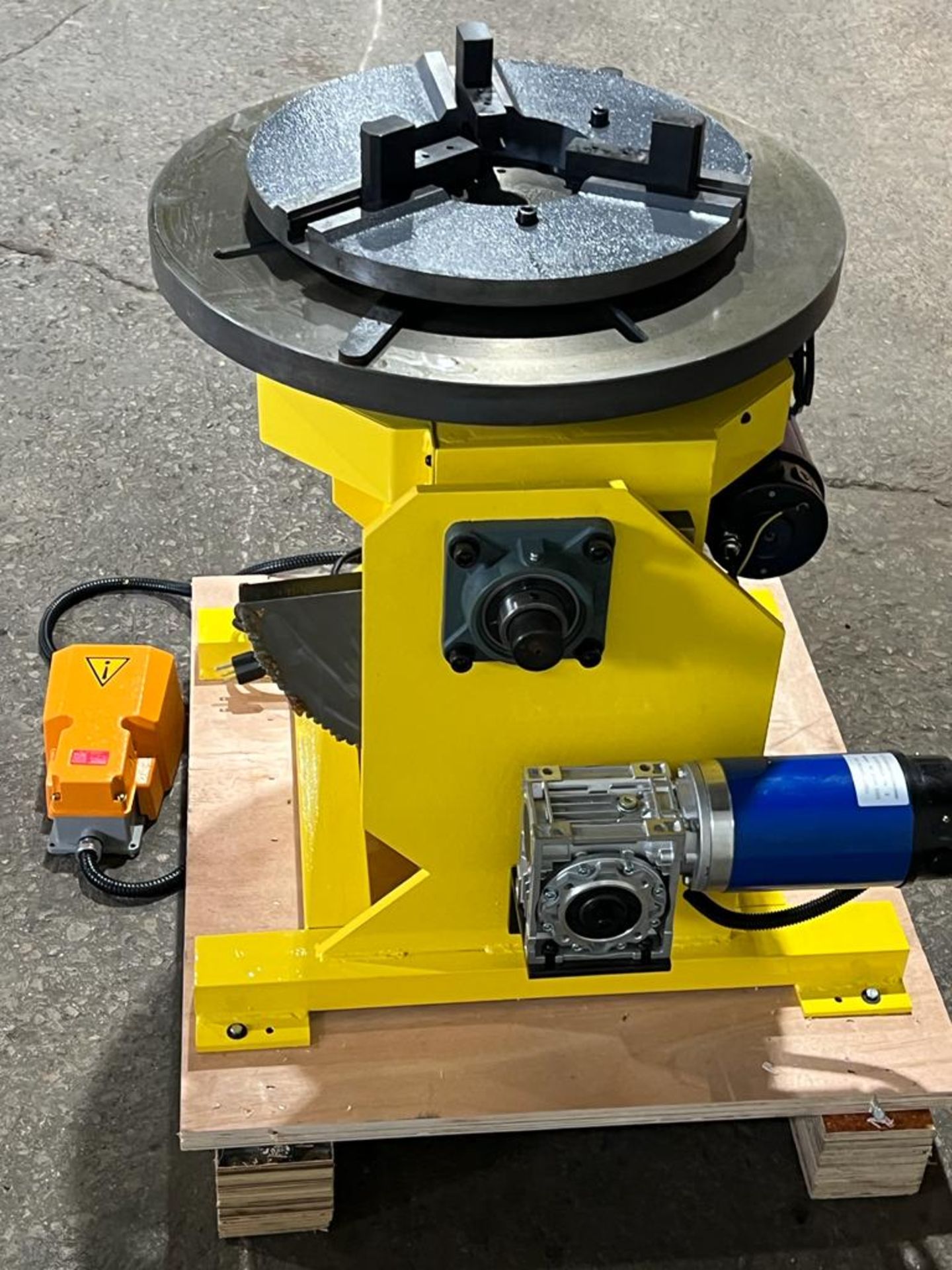 Verner model VD-1000 WELDING POSITIONER 1,000lbs capacity with 3-Jaw Clamping Chuck - tilt and - Image 4 of 5