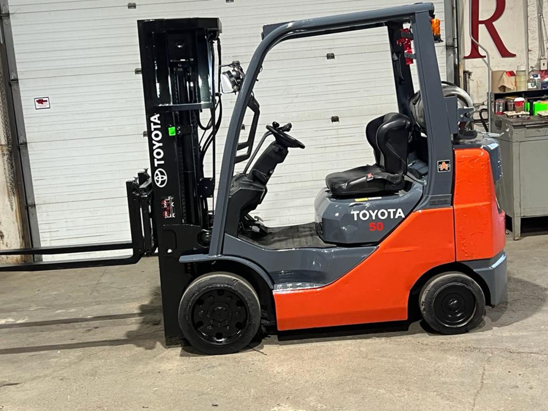 2015 Toyota 5,000lbs Capacity LPG (Propane) Forklift with sideshift and 3-STAGE MAST