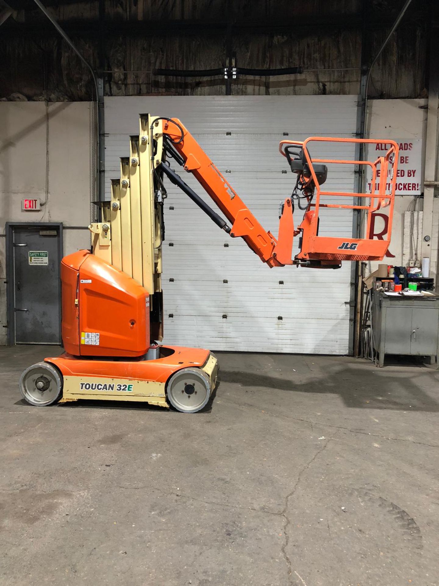 2014 JLG 32E Toucan Mast Boom Lift - Electric 48V with Low Hours with 32' Platform Height and 500lbs - Image 6 of 7