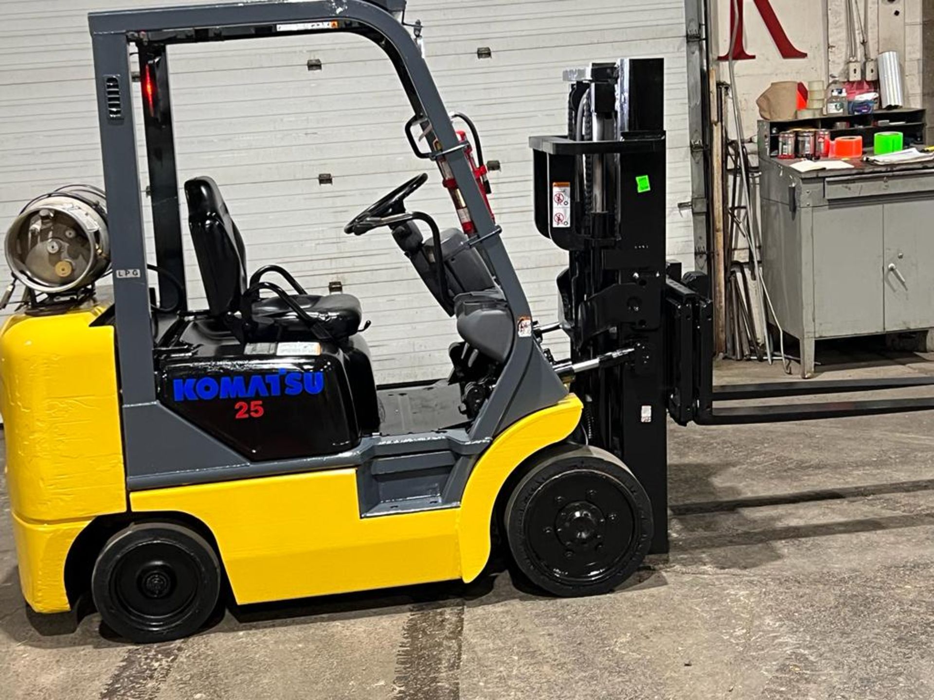 Komatsu 5,000lbs Capacity Forklift LPG (Propane) with Sideshift (no propane tank included) - FREE