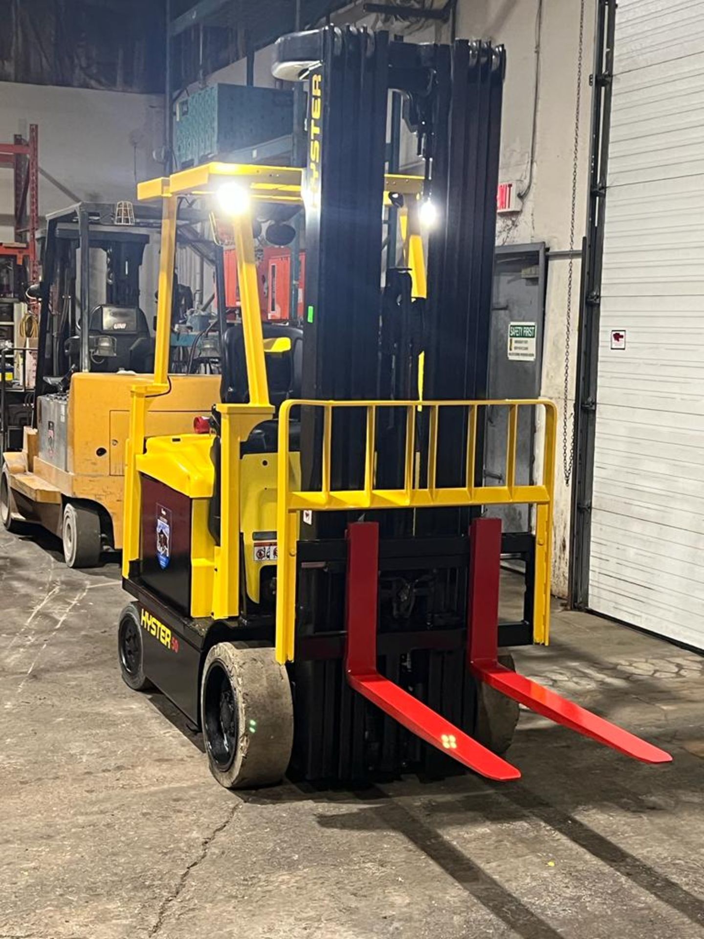 2017 Hyster 5,000lbs Capacity Forklift Electric with 48V Battery & 4-STAGE MAST with Sideshift - Image 2 of 4