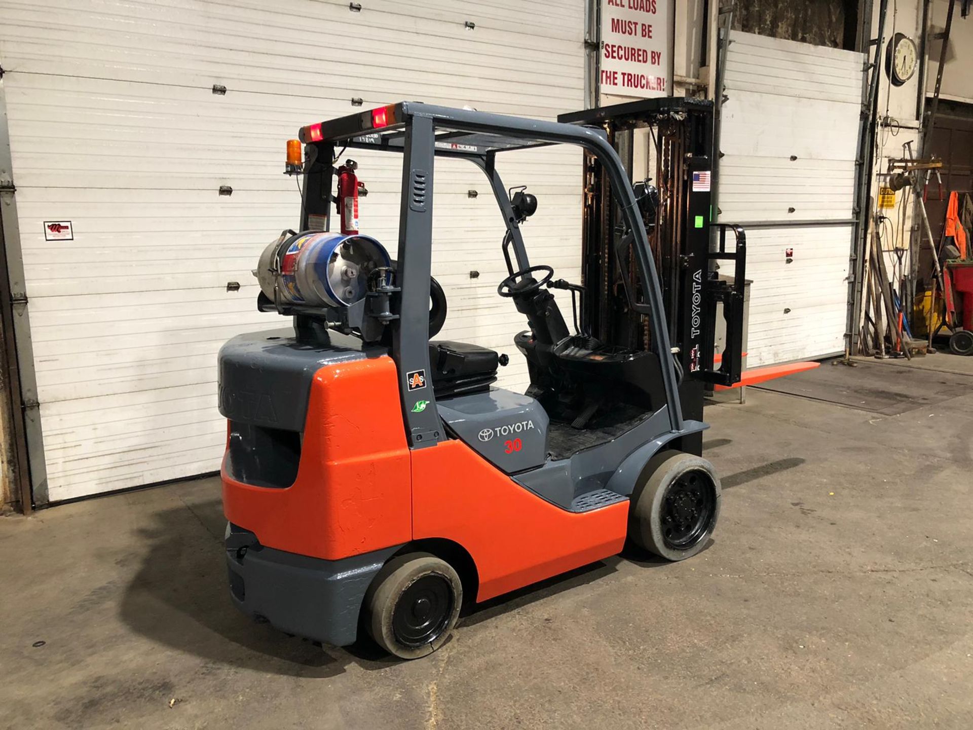 2012 Toyota 6,000lbs Capacity LPG (Propane) Forklift with sideshift and 3-STAGE MAST - Image 3 of 5