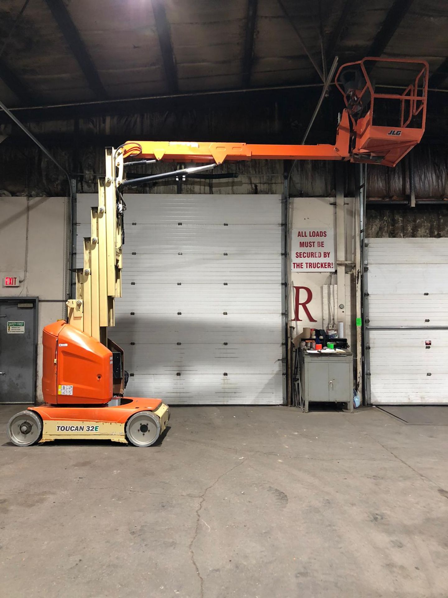 2014 JLG 32E Toucan Mast Boom Lift - Electric 48V with Low Hours with 32' Platform Height and 500lbs - Image 7 of 7