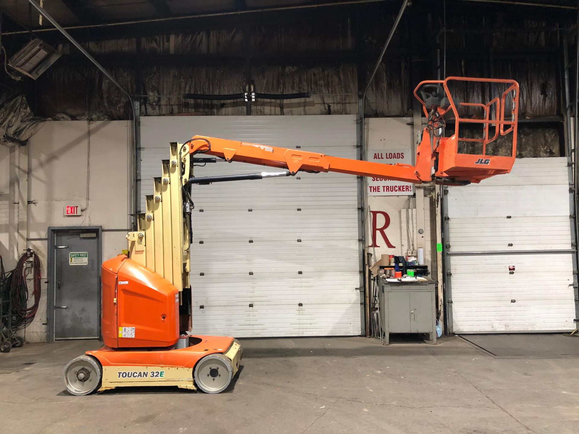 2014 JLG 32E Toucan Mast Boom Lift - Electric 48V with Low Hours with 32' Platform Height and 500lbs