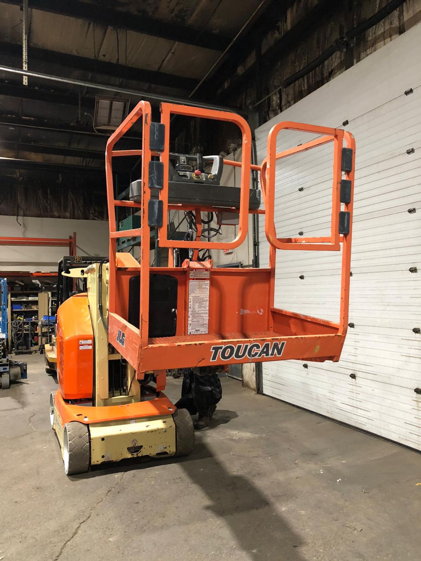 2014 JLG 32E Toucan Mast Boom Lift - Electric 48V with Low Hours with 32' Platform Height and 500lbs - Image 2 of 7