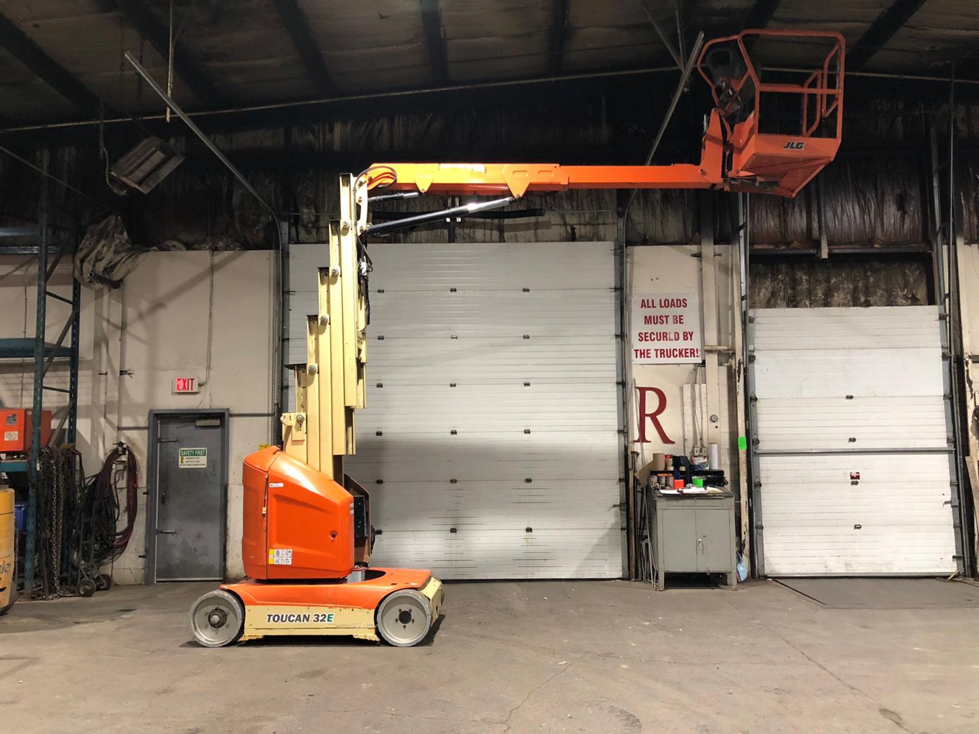 2014 JLG 32E Toucan Mast Boom Lift - Electric 48V with Low Hours with 32' Platform Height and 500lbs - Image 4 of 7