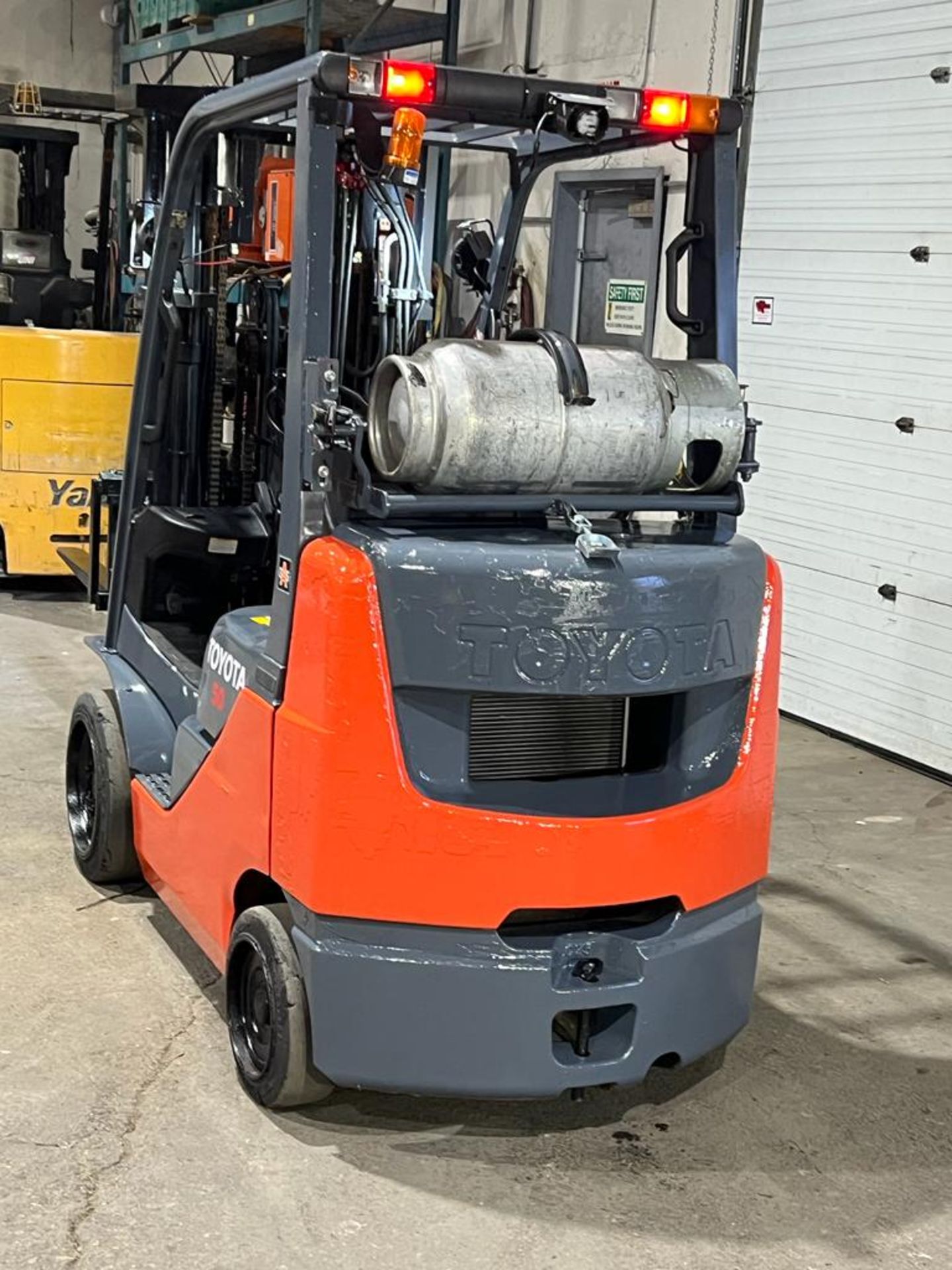 2015 Toyota 5,000lbs Capacity LPG (Propane) Forklift with sideshift and 3-STAGE MAST - Image 3 of 3
