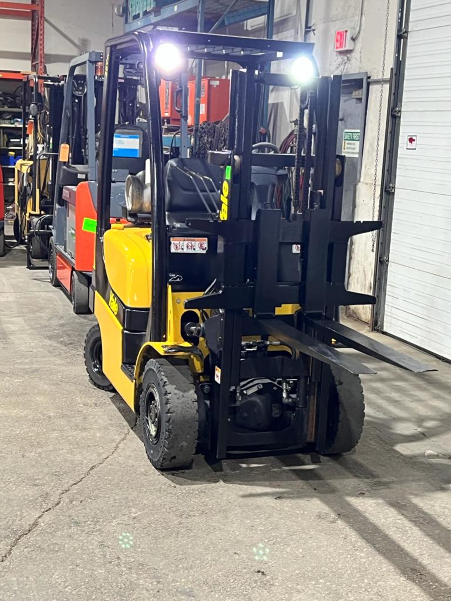 2016 Yale 30 - 3,000lbs Capacity OUTDOOR Forklift LPG (propane) with Trucker Mast & Foam Filled - Image 2 of 3