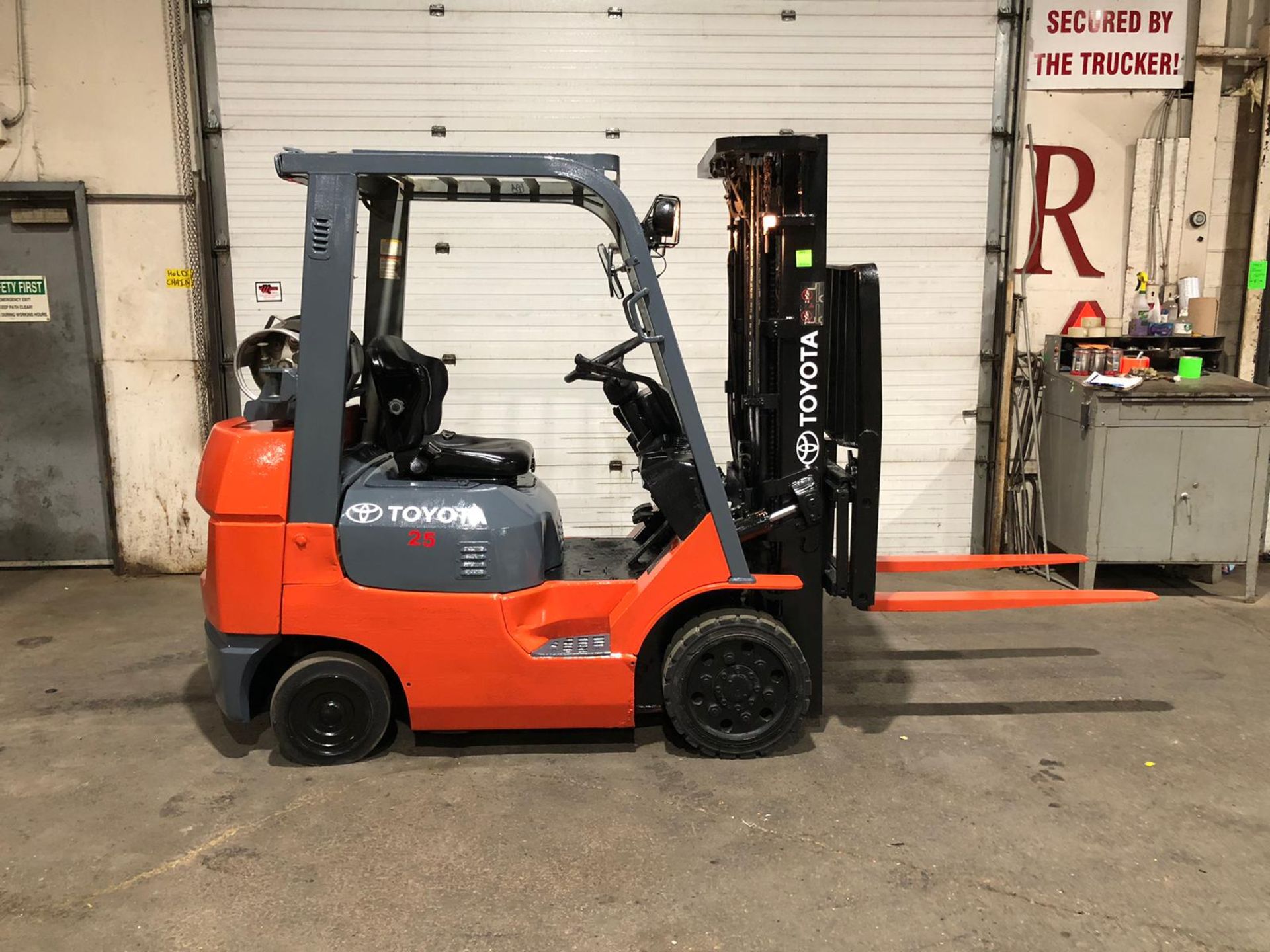 Toyota 5,000lbs Capacity LPG (Propane) Forklift with sideshift and 3-STAGE MAST