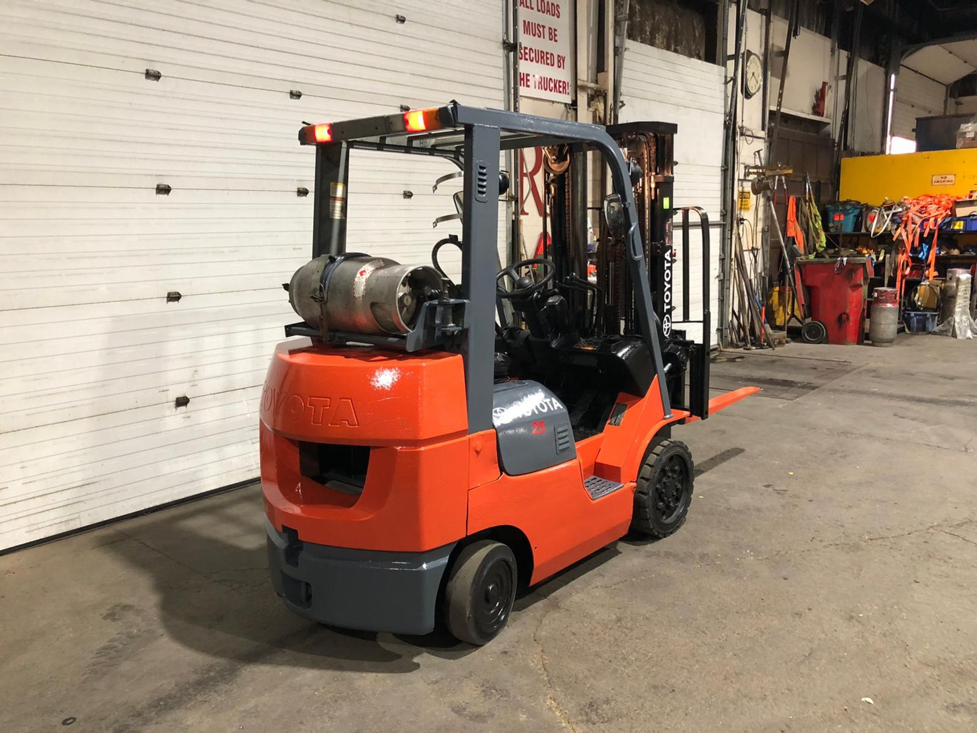 Toyota 5,000lbs Capacity LPG (Propane) Forklift with sideshift and 3-STAGE MAST - Image 2 of 5