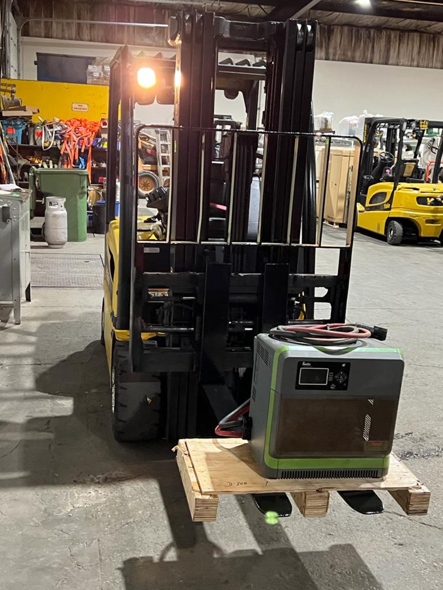 MINT 2019 Yale 7,000lbs Capacity Forklift INDOOR / OUTDOOR Electric 80V with Charger with Sideshift - Image 2 of 6