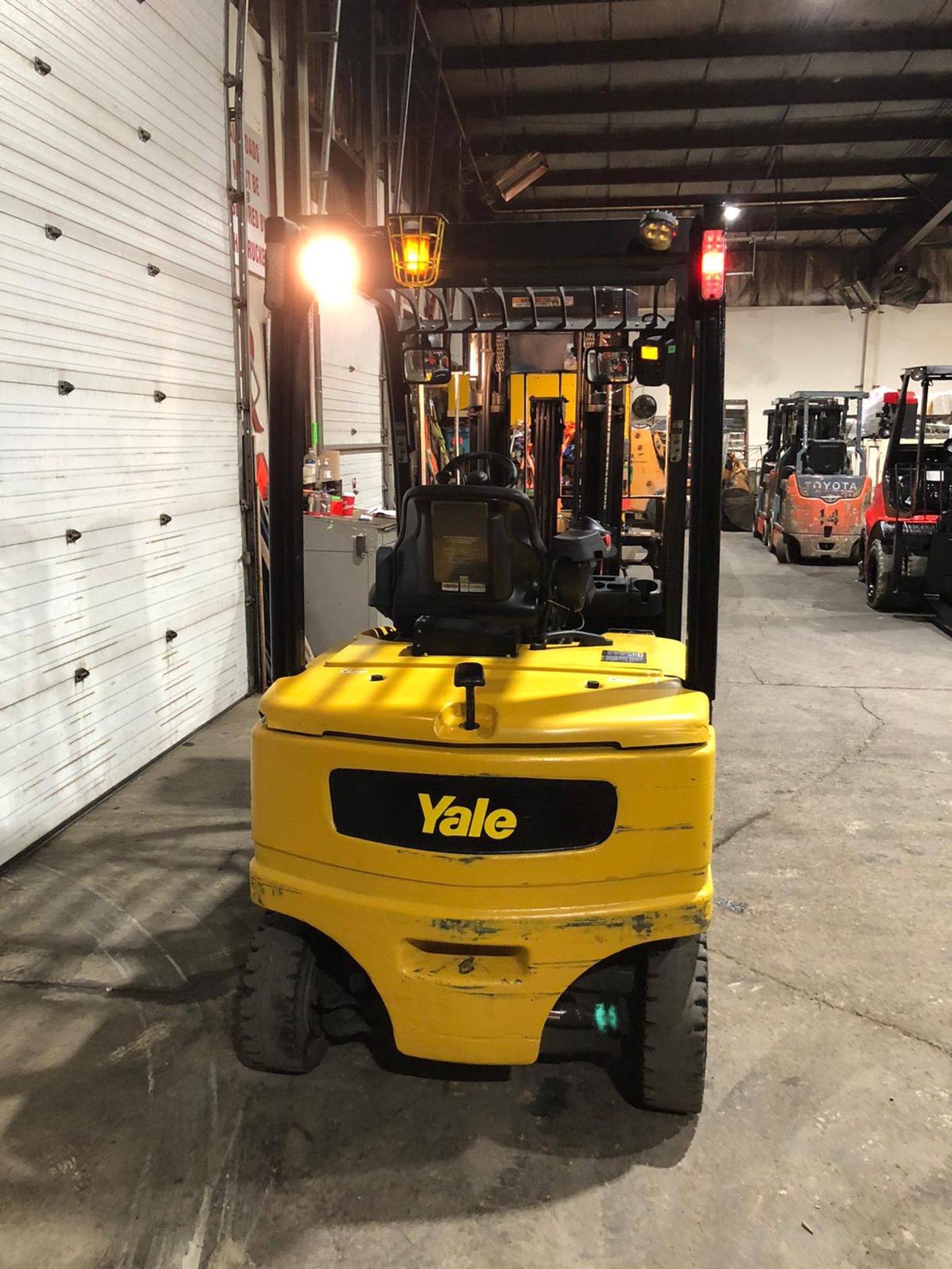 MINT 2019 Yale 6,000lbs Capacity Forklift INDOOR / OUTDOOR Electric 80V with Sideshift & Fork - Image 4 of 5