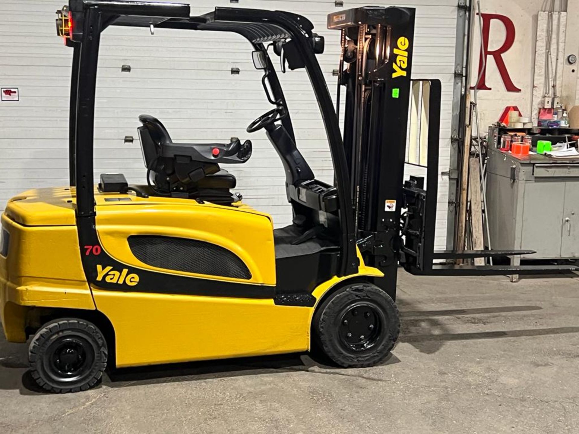 MINT 2019 Yale 7,000lbs Capacity Forklift INDOOR / OUTDOOR Electric 80V with Sideshift & Fork