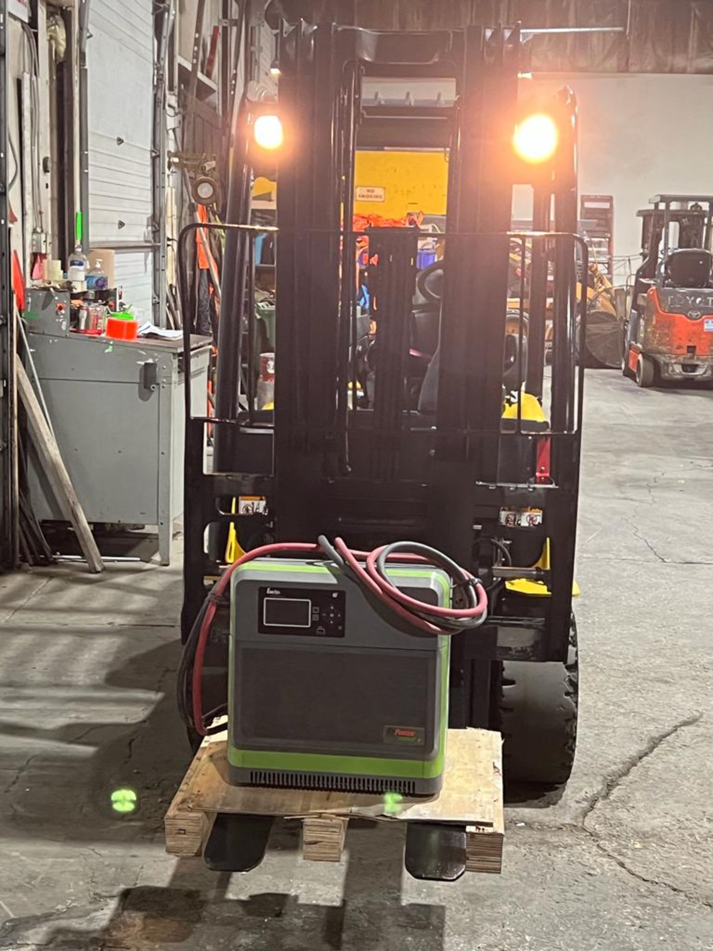 MINT 2019 Yale 7,000lbs Capacity Forklift INDOOR / OUTDOOR Electric 80V with Charger with - Image 3 of 5
