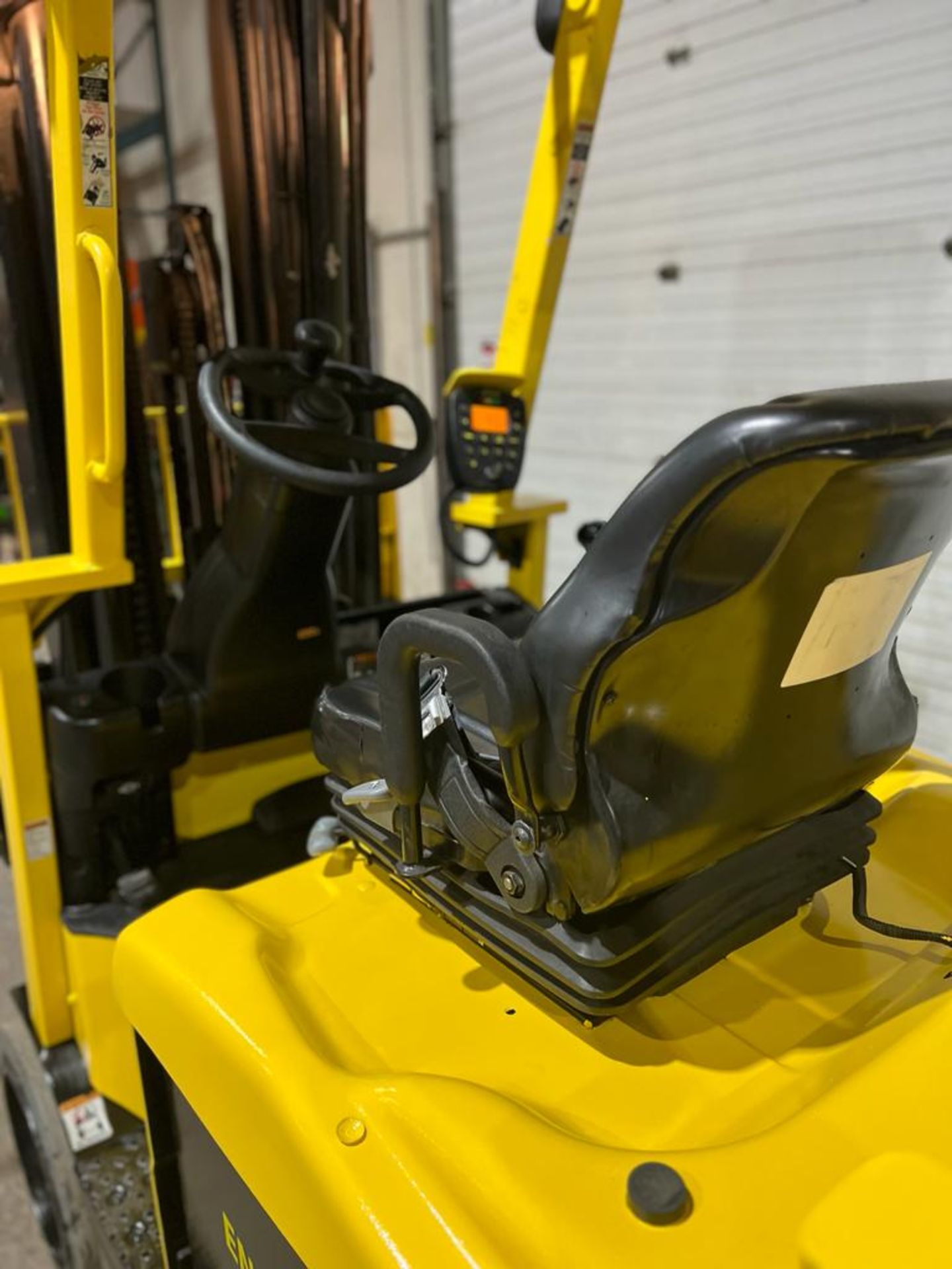 2017 Hyster 5,000lbs Capacity Forklift Electric with 48V Battery & 4-STAGE MAST with Sideshift - Image 4 of 5