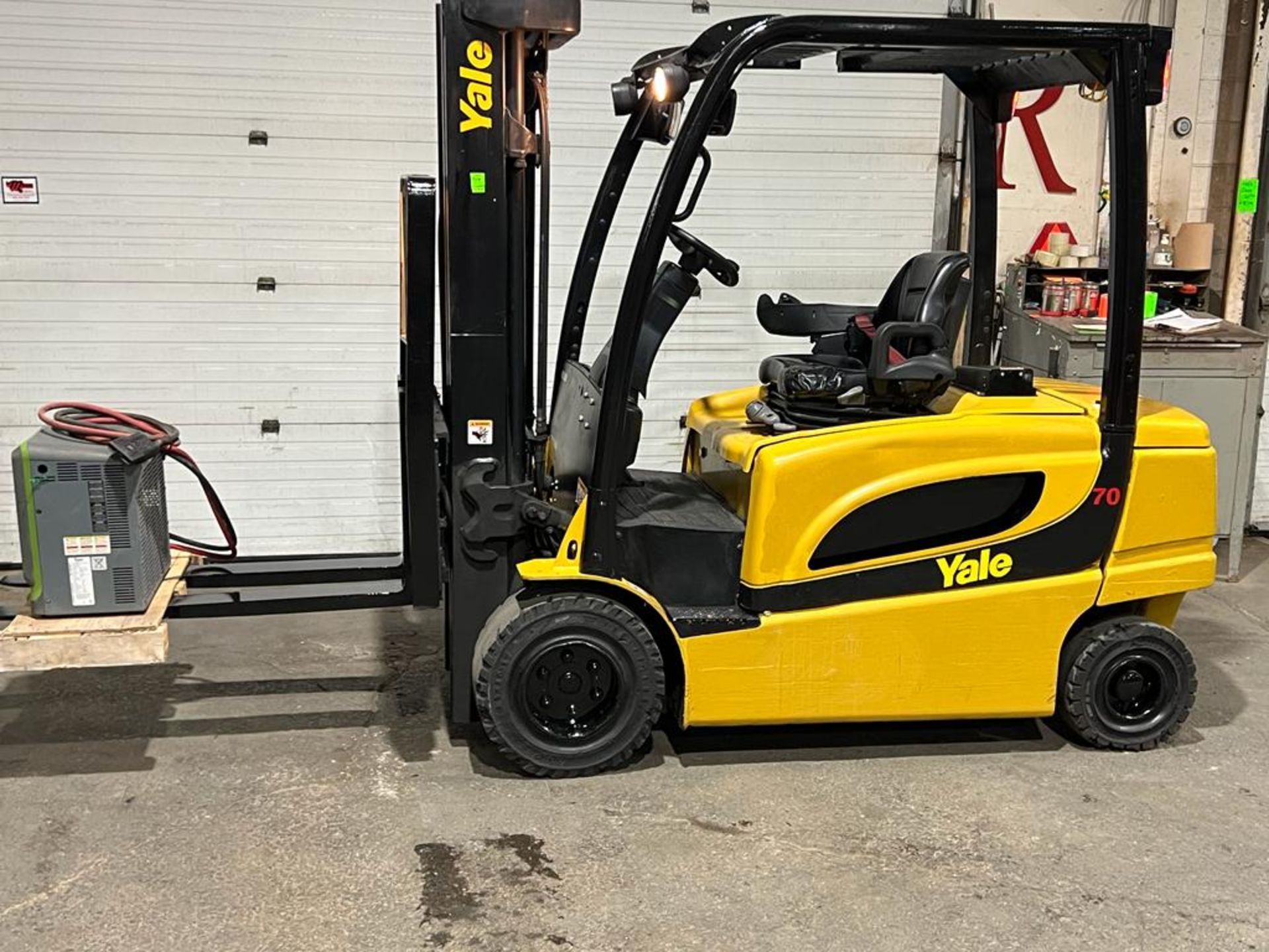 MINT 2019 Yale 7,000lbs Capacity Forklift INDOOR / OUTDOOR Electric 80V with Charger with Sideshift