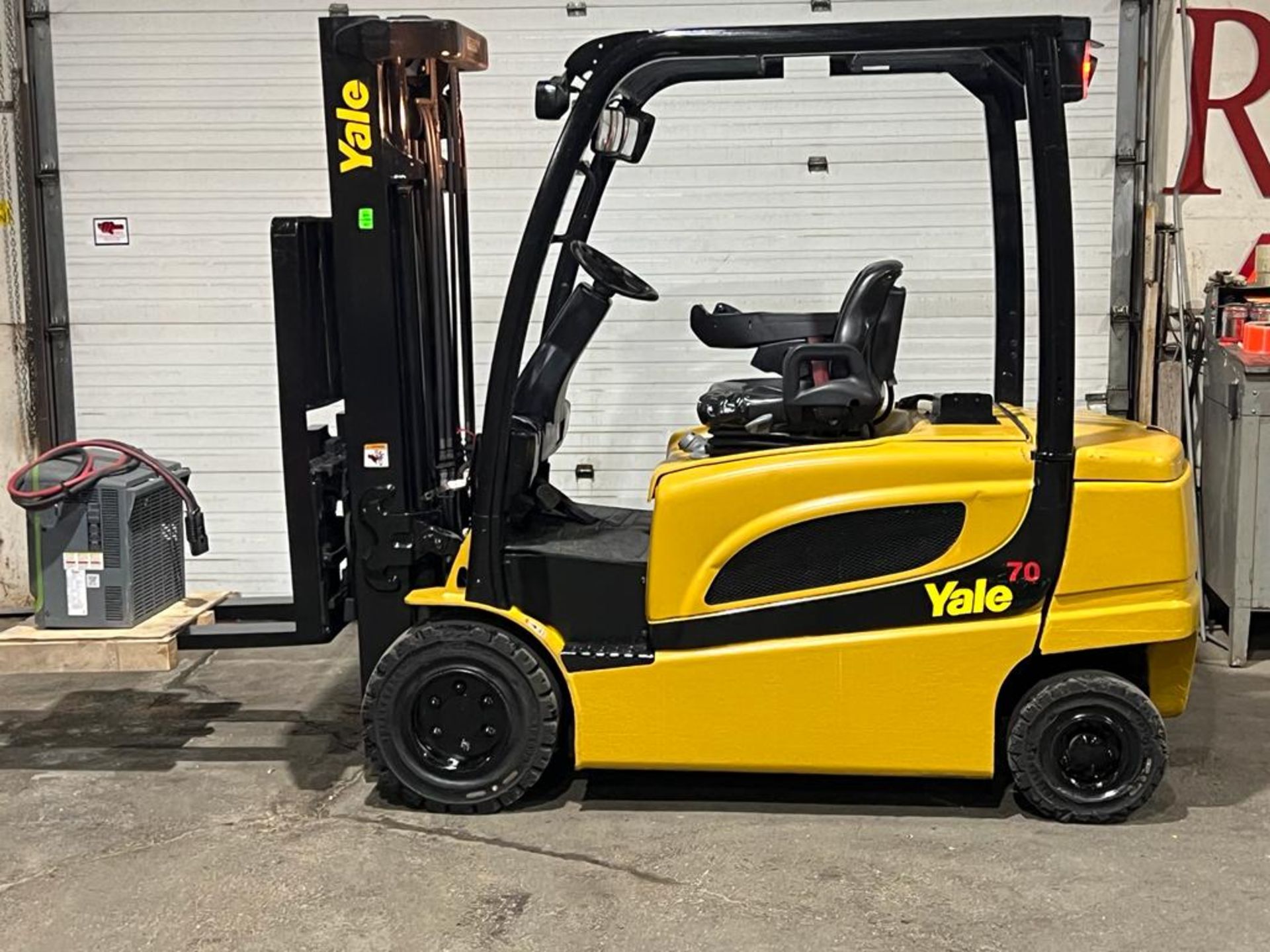 MINT 2019 Yale 7,000lbs Capacity Forklift INDOOR / OUTDOOR Electric 80V with Charger with