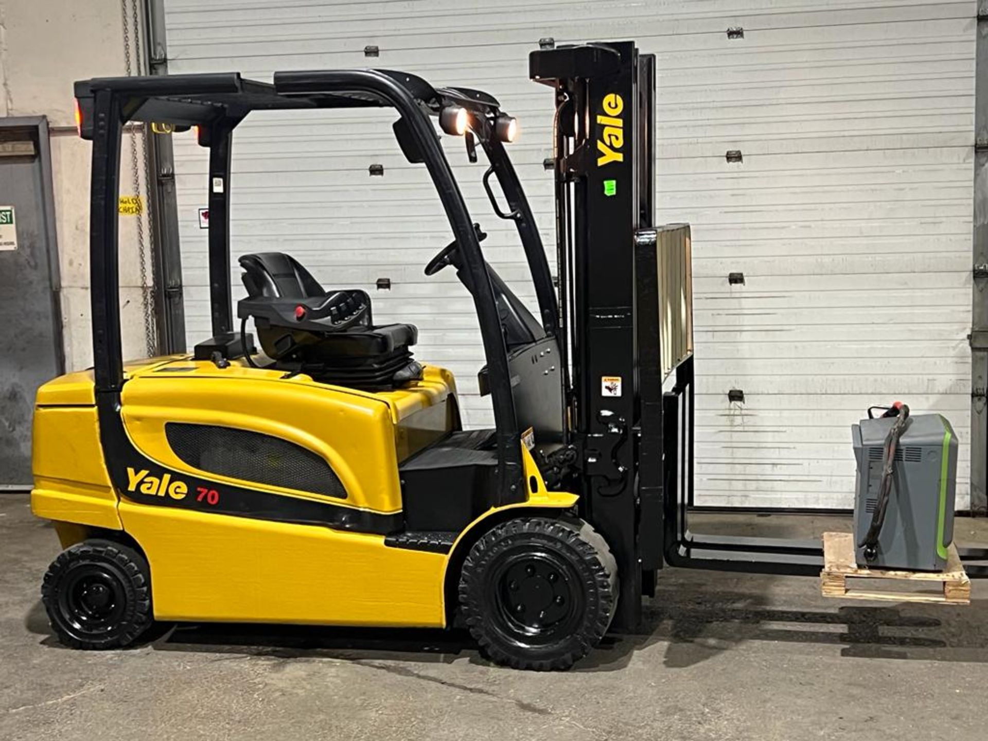 MINT 2019 Yale 7,000lbs Capacity Forklift INDOOR / OUTDOOR Electric 80V with Charger with