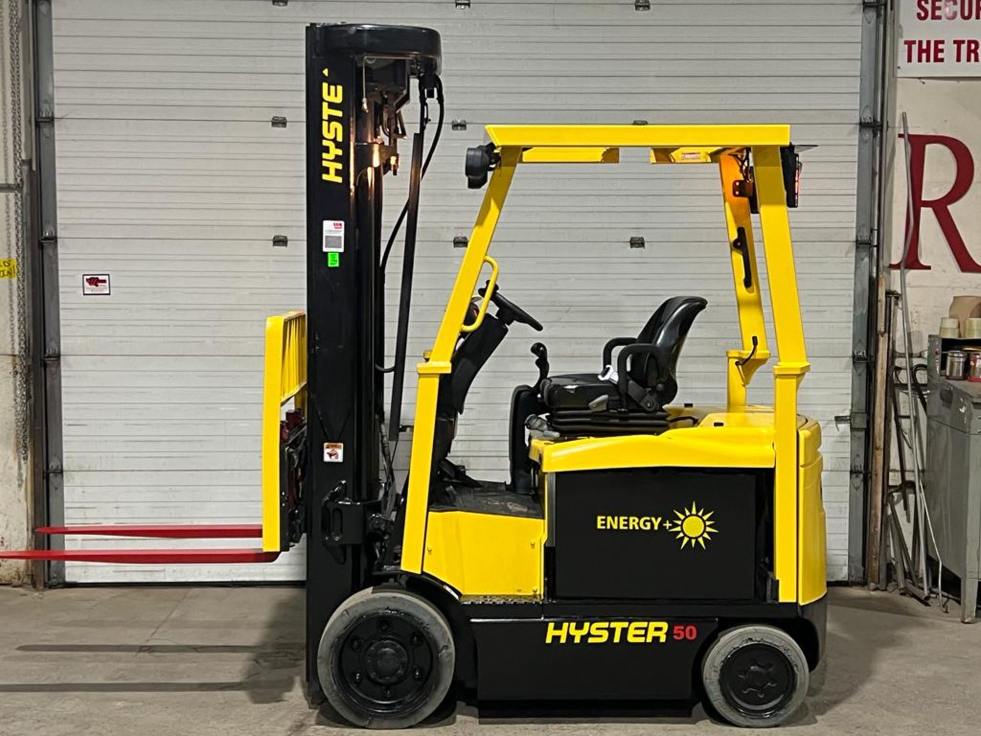 2017 Hyster 5,000lbs Capacity Forklift Electric with 48V Battery & 4-STAGE MAST with Sideshift