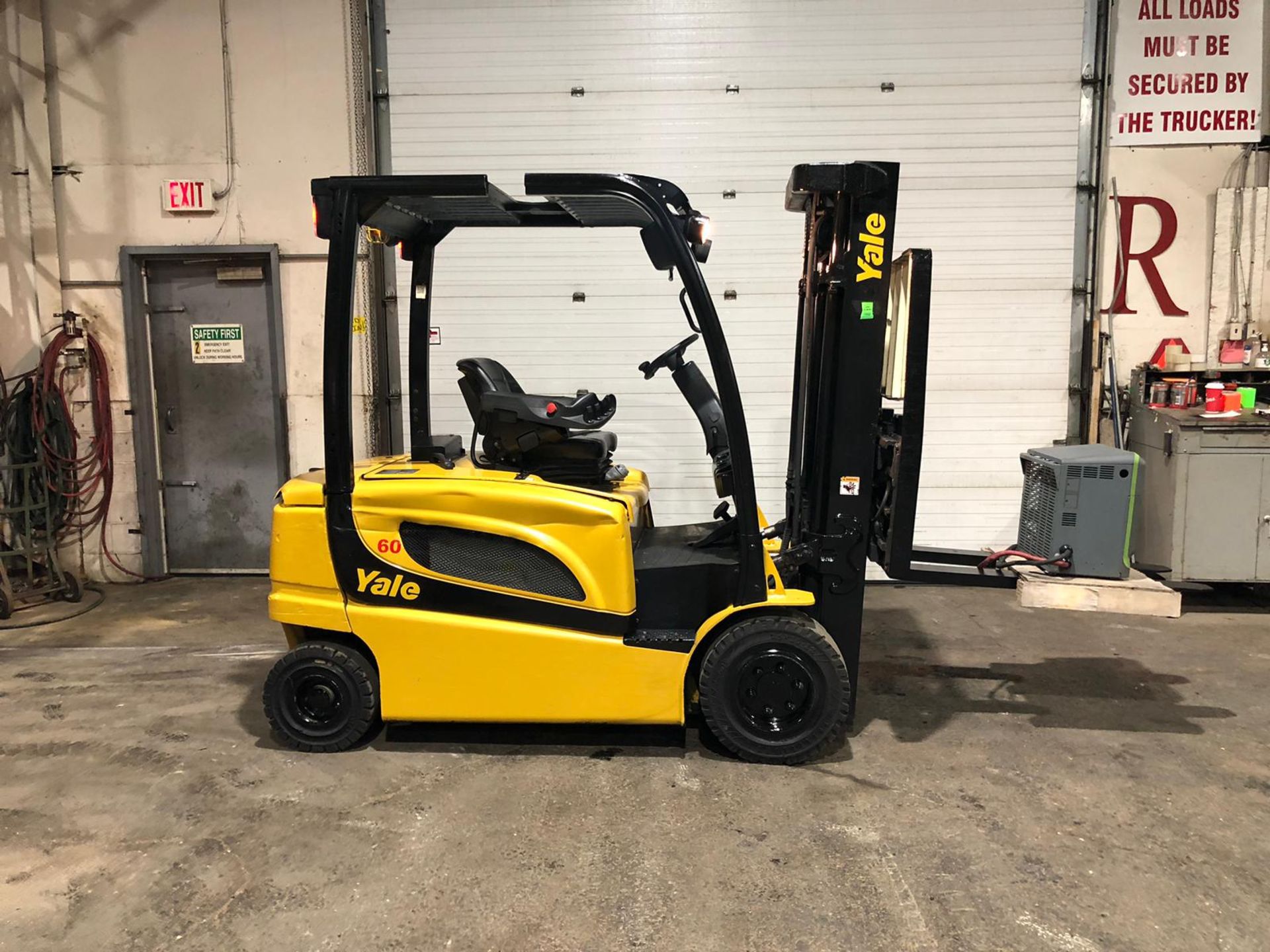 MINT 2019 Yale 6,000lbs Capacity Forklift INDOOR / OUTDOOR Electric 80V with Charger with Sideshift - Image 3 of 5