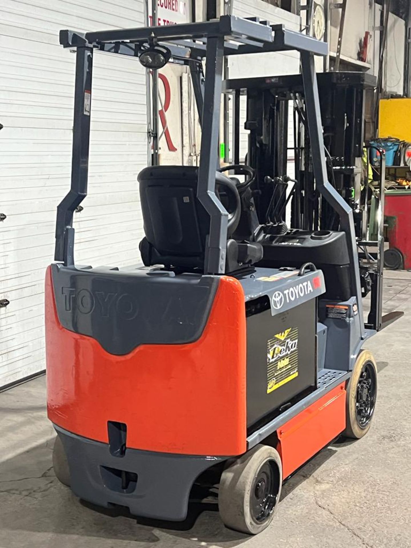 Toyota 5,000lbs Capacity Forklift Electric 48V battery with 4-STAGE MAST Sideshift - Image 3 of 3