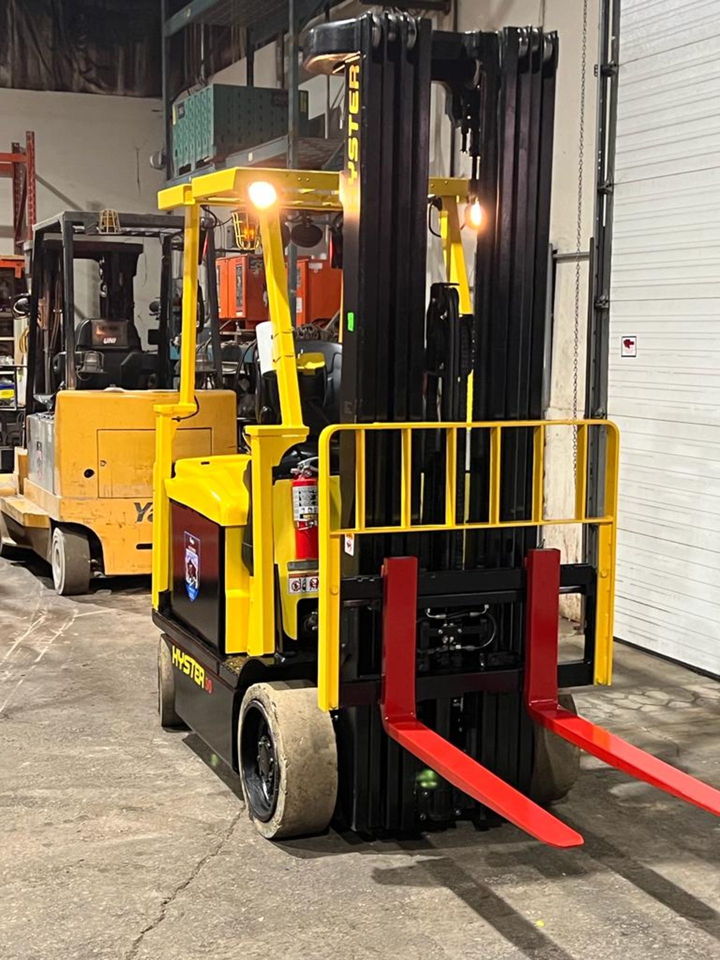 2018 Hyster 5,000lbs Capacity Forklift Electric with 48V Battery & 4-STAGE MAST with Sideshift - Image 4 of 4