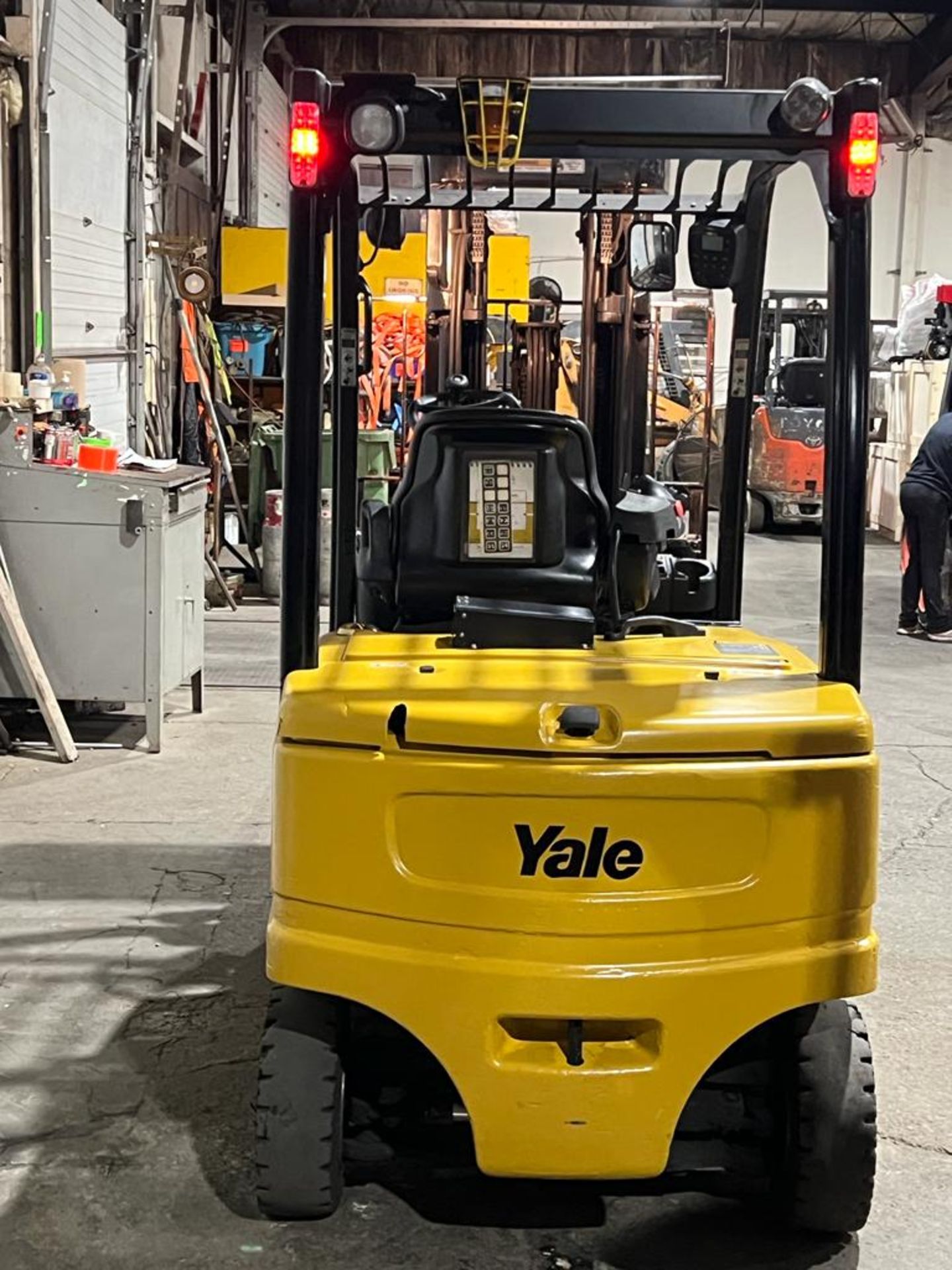MINT 2019 Yale 7,000lbs Capacity Forklift INDOOR / OUTDOOR Electric 80V with Sideshift & Fork - Image 3 of 4