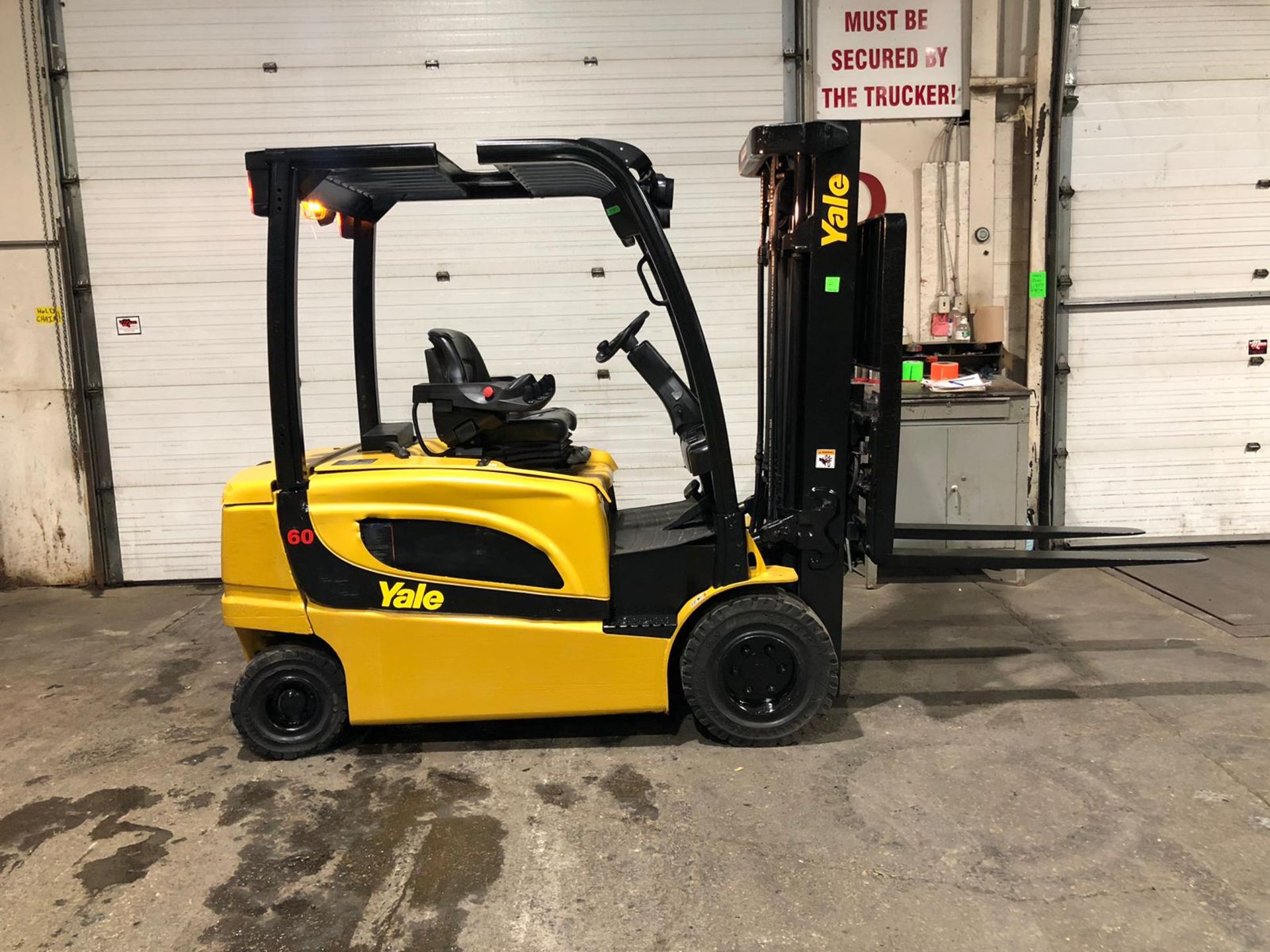 MINT 2019 Yale 6,000lbs Capacity Forklift INDOOR / OUTDOOR Electric 80V with Sideshift - Image 6 of 6