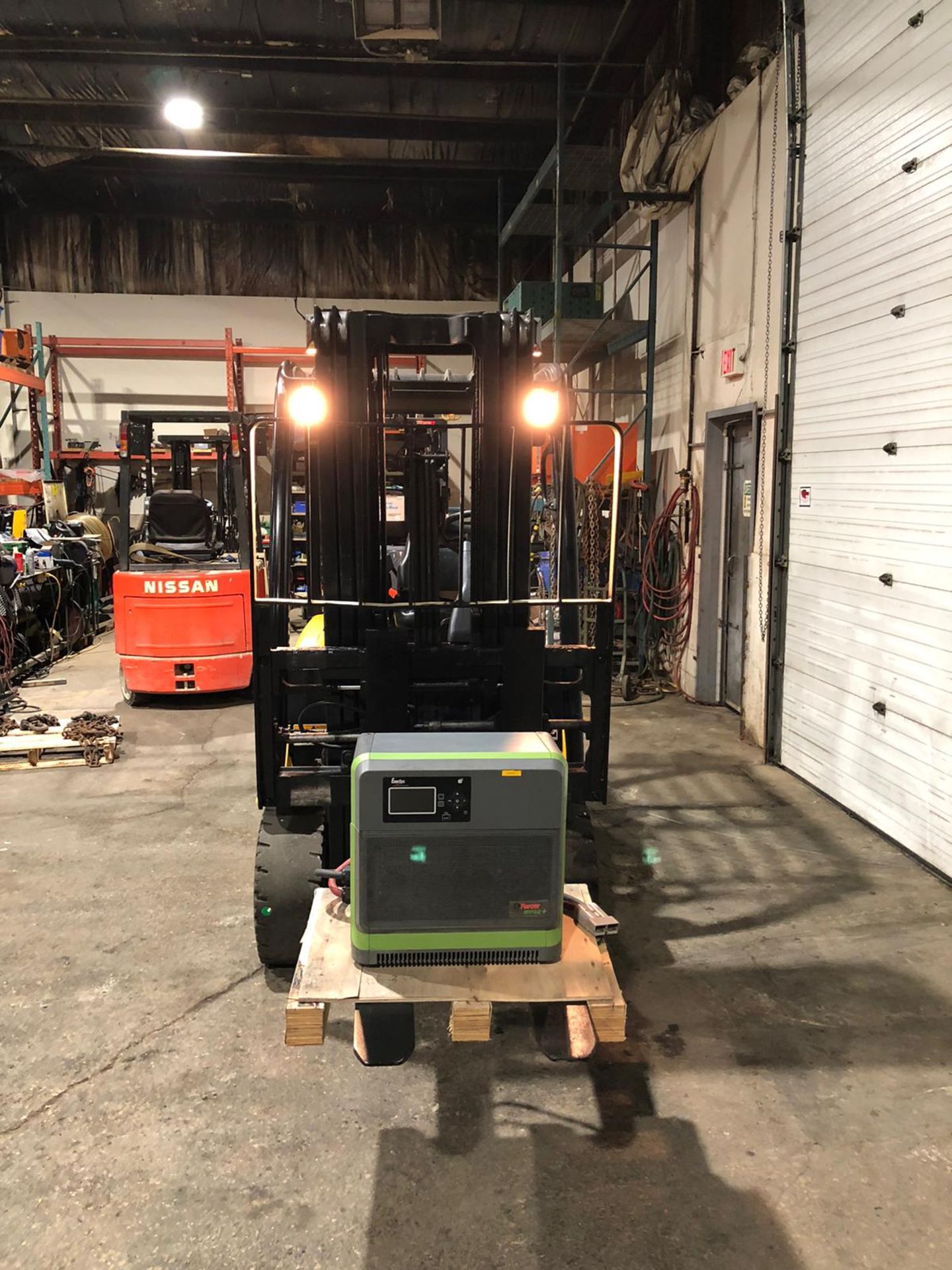 MINT 2019 Yale 6,000lbs Capacity Forklift INDOOR / OUTDOOR Electric 80V with Charger with Sideshift - Image 2 of 5