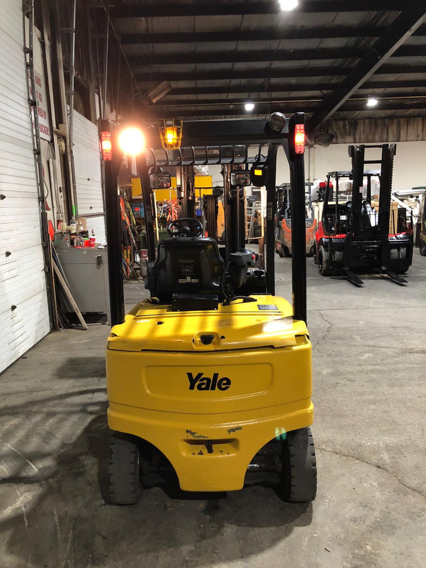 MINT 2019 Yale 6,000lbs Capacity Forklift INDOOR / OUTDOOR Electric 80V with Charger with Sideshift - Image 4 of 5