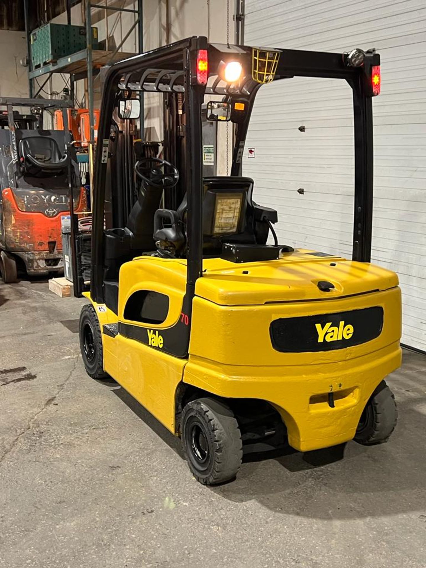 MINT 2019 Yale 7,000lbs Capacity Forklift INDOOR / OUTDOOR Electric 80V with Charger with Sideshift - Image 4 of 6