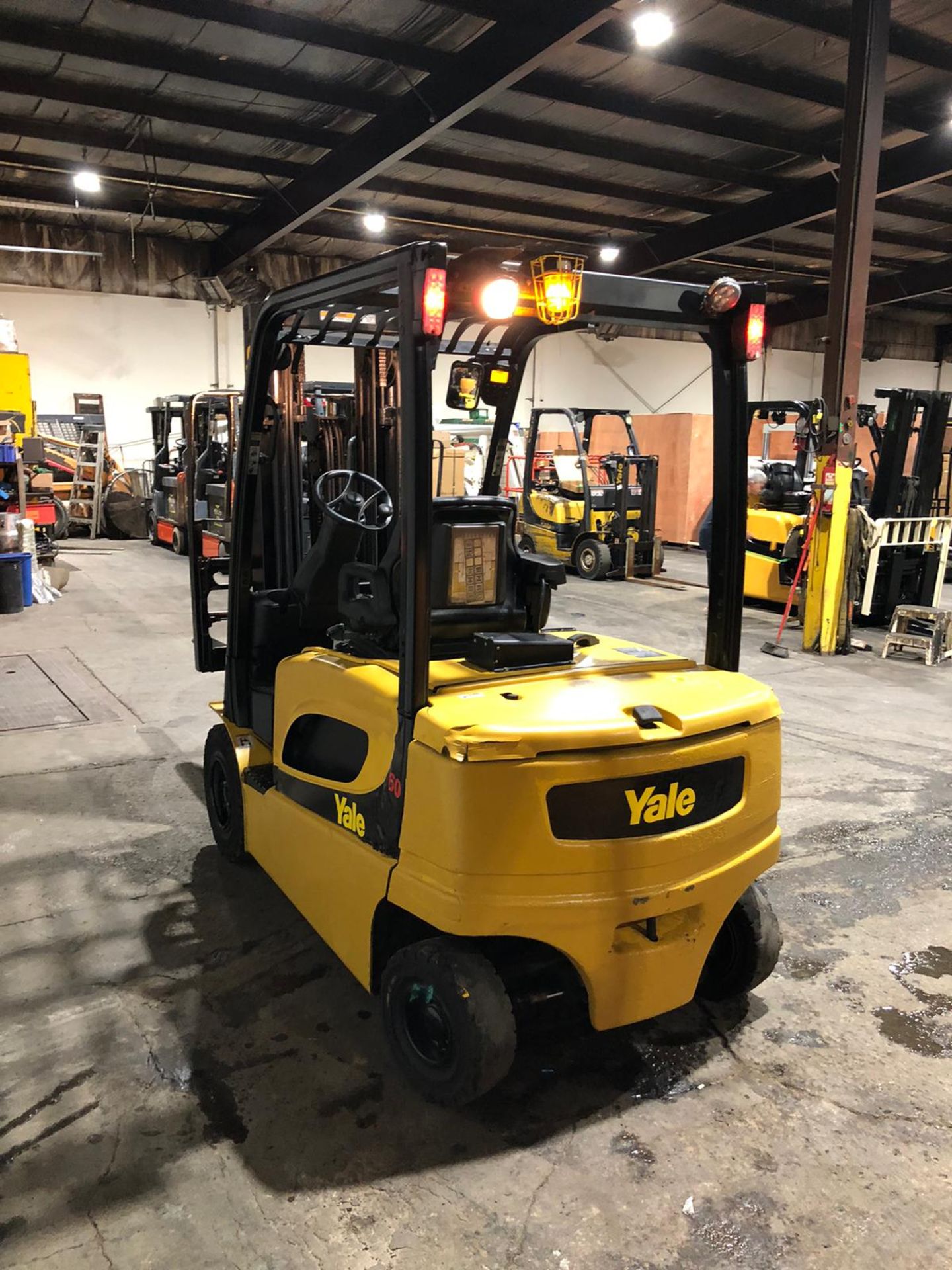 MINT 2019 Yale 6,000lbs Capacity Forklift INDOOR / OUTDOOR Electric 80V with Sideshift - Image 4 of 6