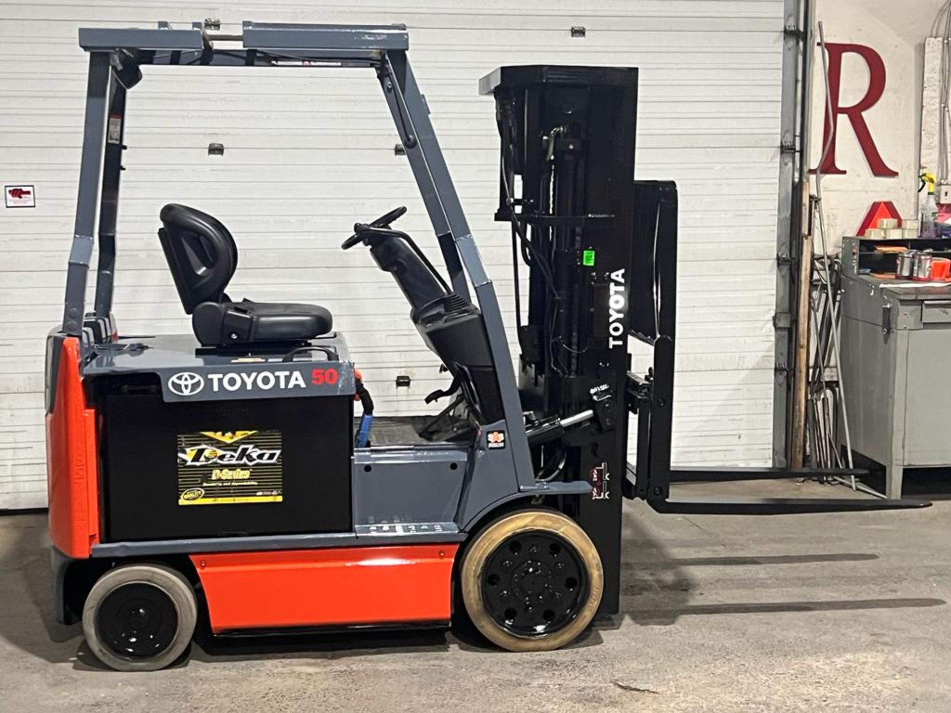 Toyota 5,000lbs Capacity Forklift Electric 48V battery with 4-STAGE MAST Sideshift
