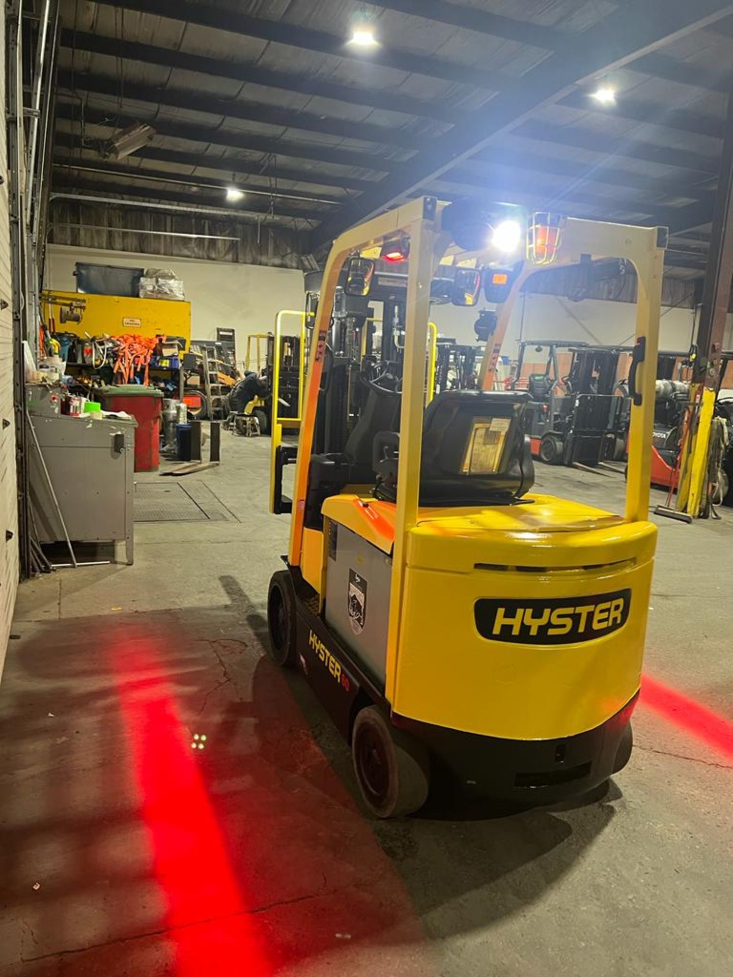 2018 Hyster 6000lbs Capacity Forklift Electric 36V battery with Sideshift & 4 stage mast with Safety - Image 4 of 4
