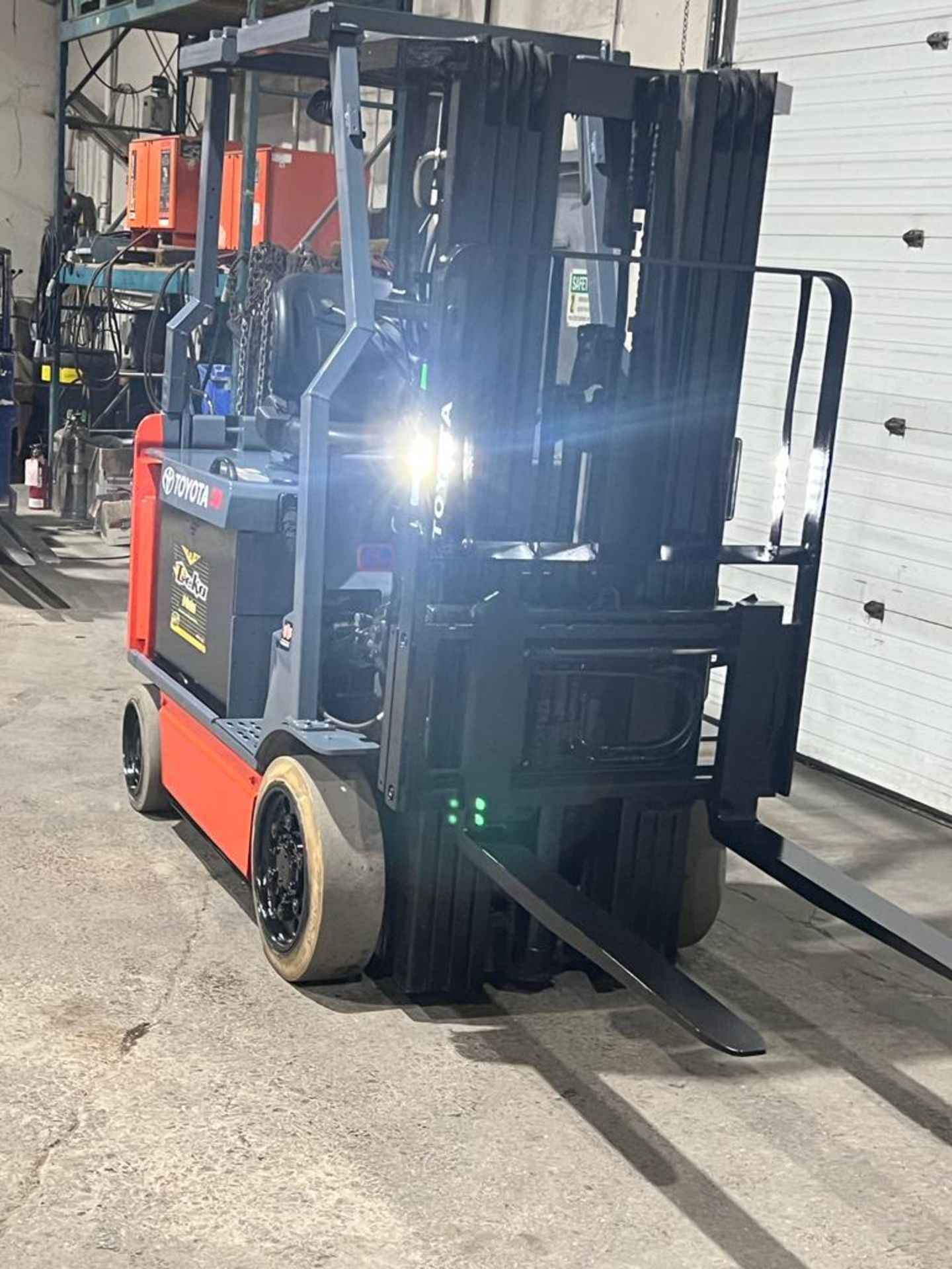 Toyota 5,000lbs Capacity Forklift Electric 48V battery with 4-STAGE MAST Sideshift - Image 2 of 3