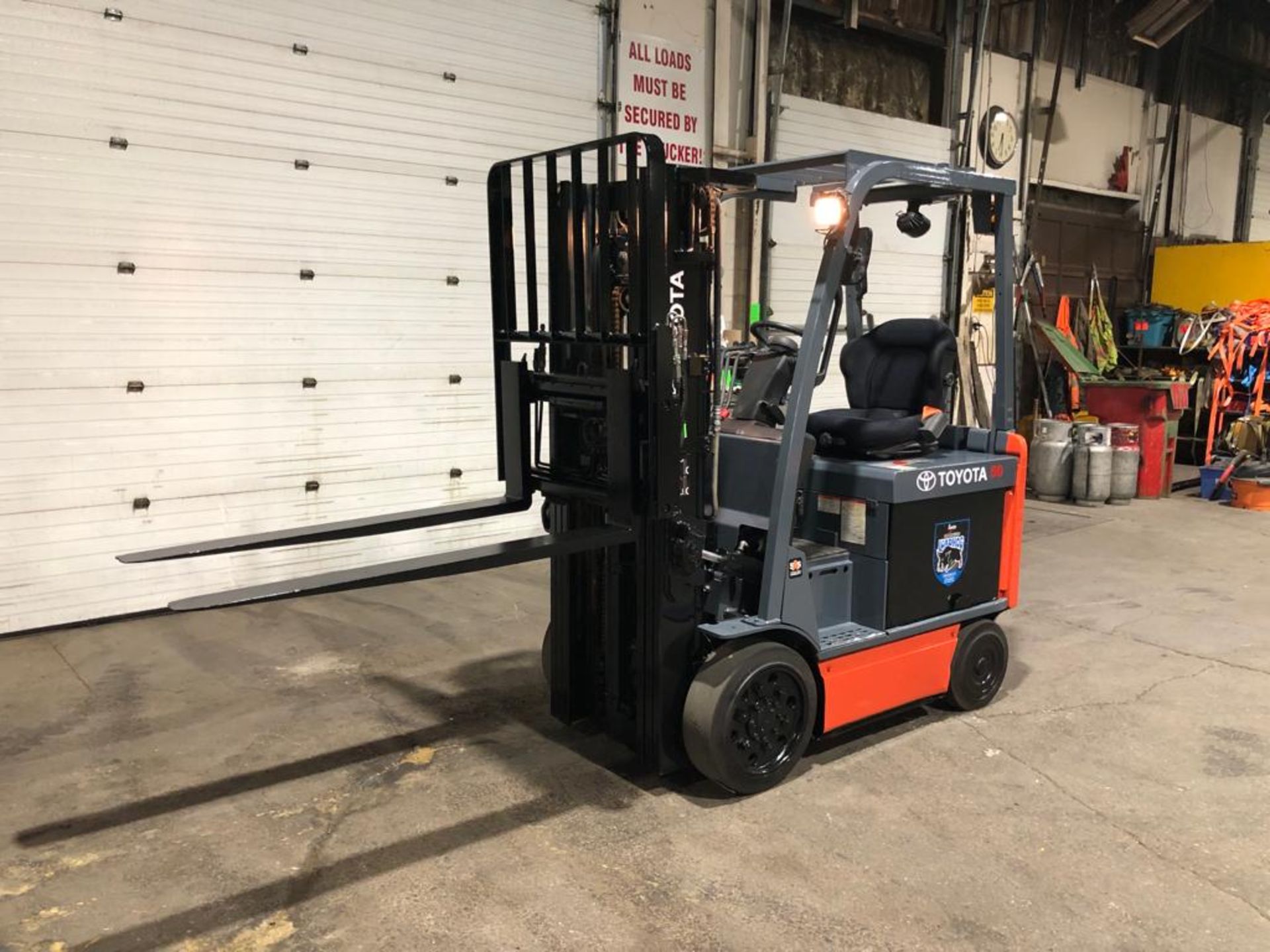 2016 Toyota 5,000lbs Capacity Forklift Electric with Sideshift and 3-stage Mast 36V - FREE CUSTOMS - Image 4 of 5