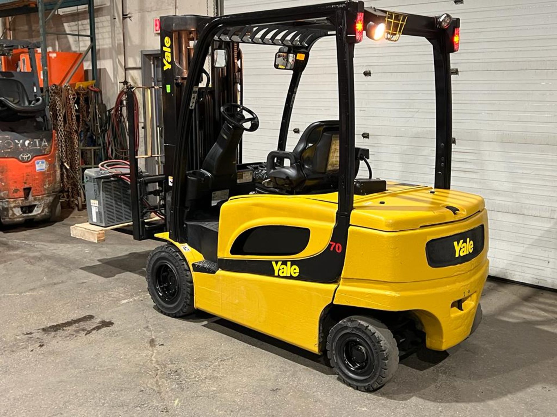 MINT 2019 Yale 7,000lbs Capacity Forklift INDOOR / OUTDOOR Electric 80V with Charger with Sideshift - Image 3 of 6