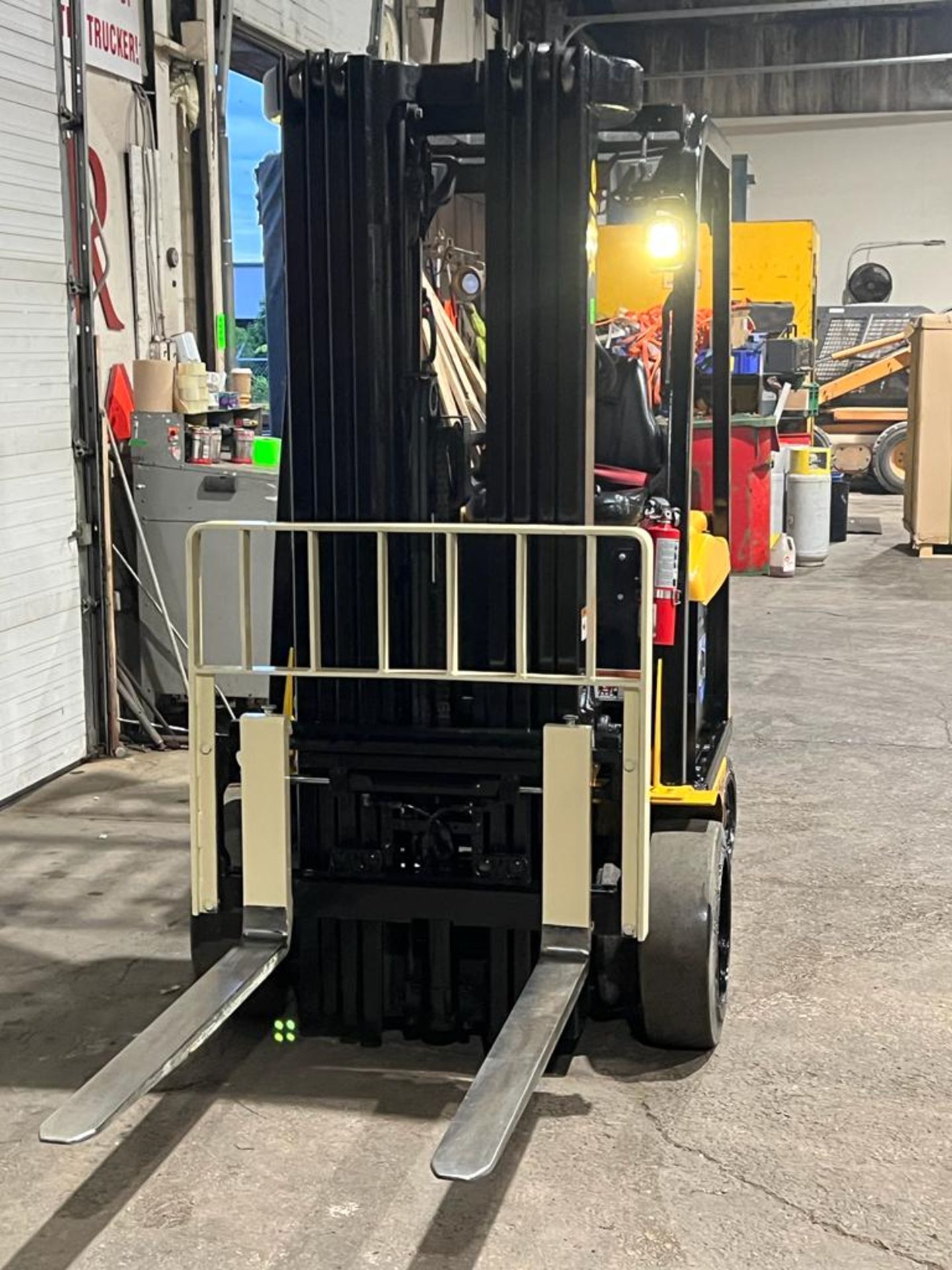 2016 Yale 5,000lbs Capacity EXPLOSION PROOF Forklift Electric 48V 4-STAGE MAST with Sideshif and Low - Image 3 of 4