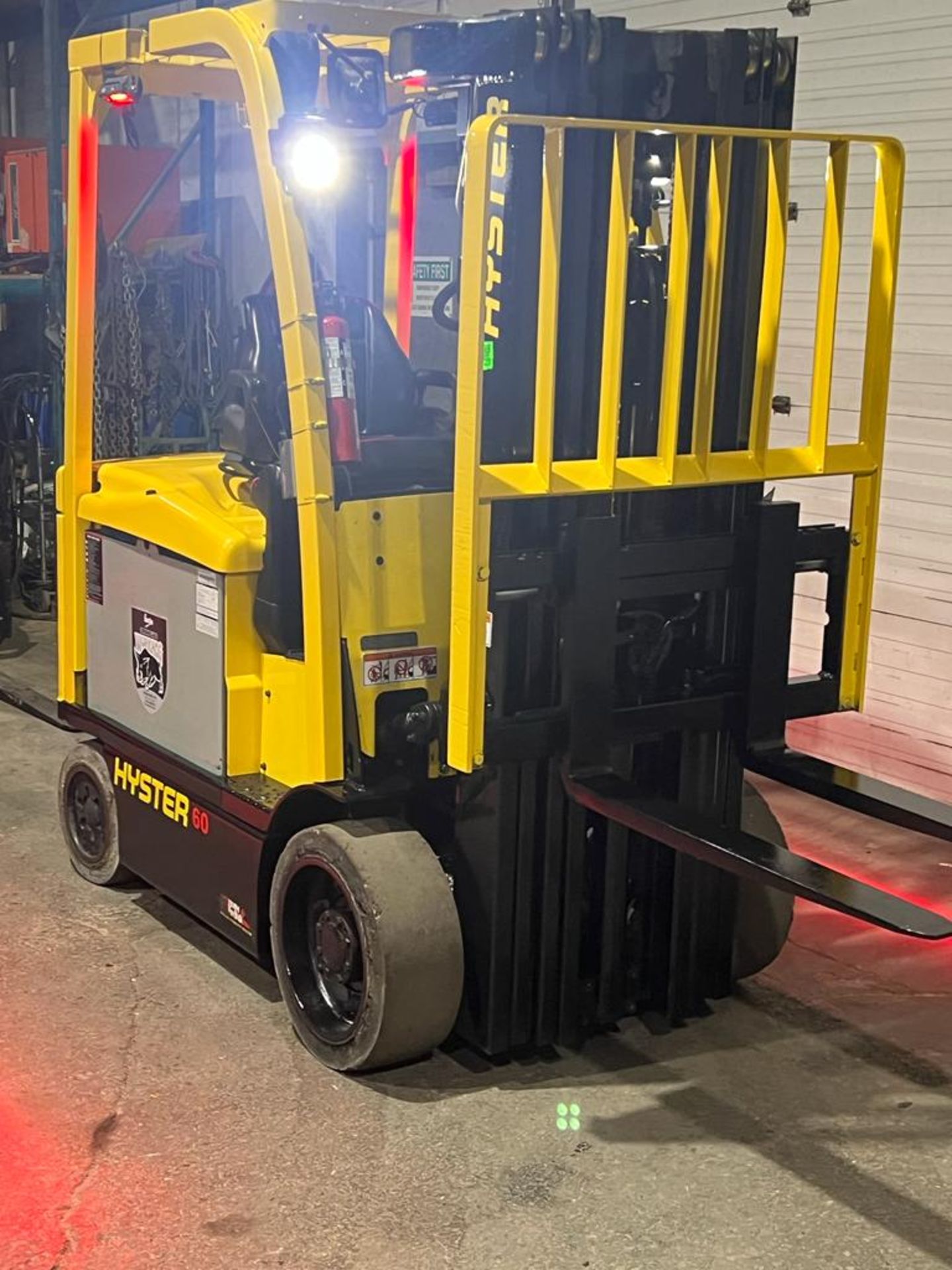 2018 Hyster 6000lbs Capacity Forklift Electric 36V battery with Sideshift & 4 stage mast with Safety - Image 3 of 4