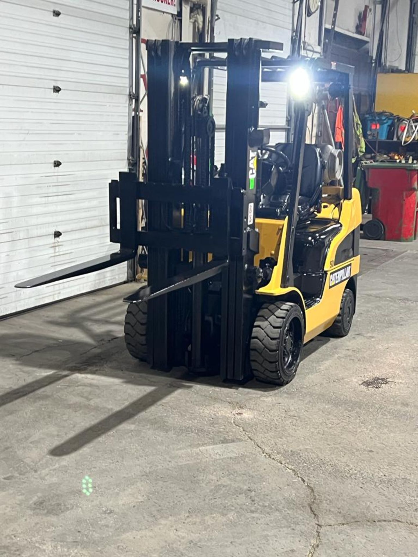 CAT 5,000lbs Capacity LPG (Propane) Forklift with sideshift and 3-STAGE MAST (no propane tank - Image 4 of 5