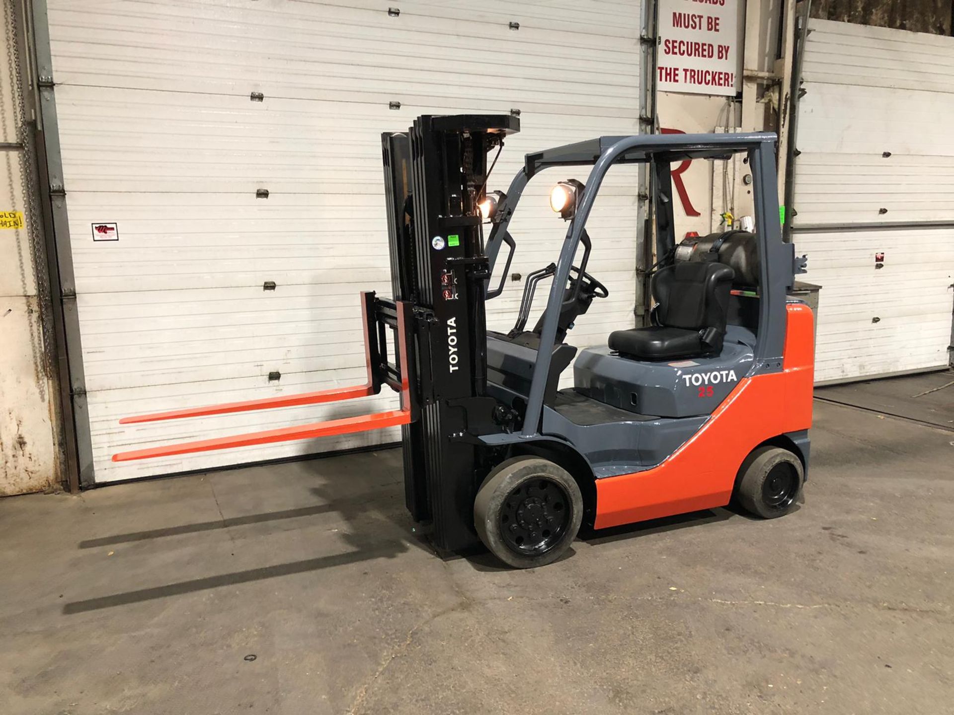 2007 Toyota 5,000lbs Capacity LPG (Propane) Forklift with sideshift and 4-STAGE MAST (no propane - Image 5 of 5