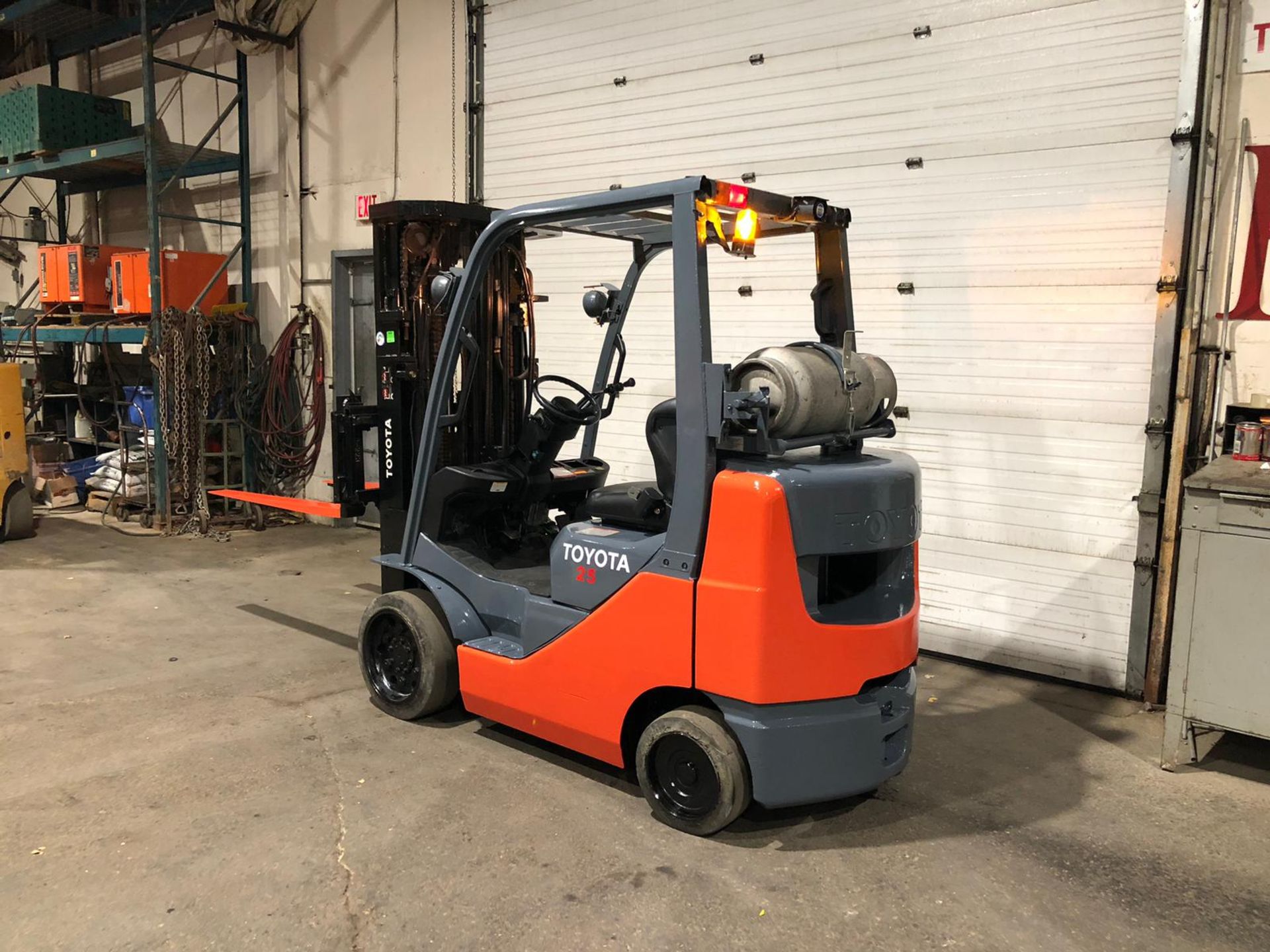 2007 Toyota 5,000lbs Capacity LPG (Propane) Forklift with sideshift and 4-STAGE MAST (no propane - Image 2 of 5
