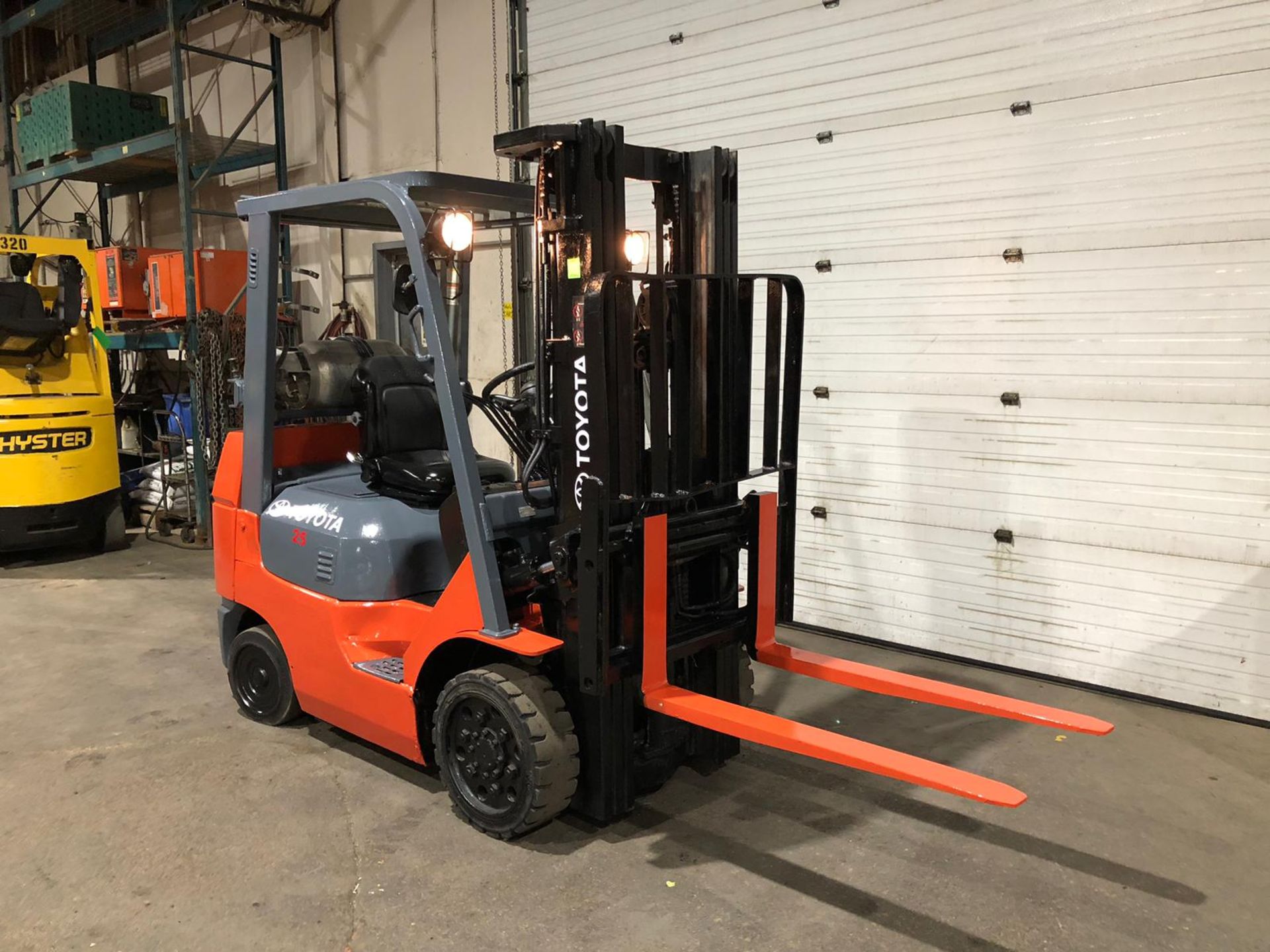 Toyota 5,000lbs Capacity LPG (Propane) Forklift with sideshift and 3-STAGE MAST (no propane tank - Image 3 of 5