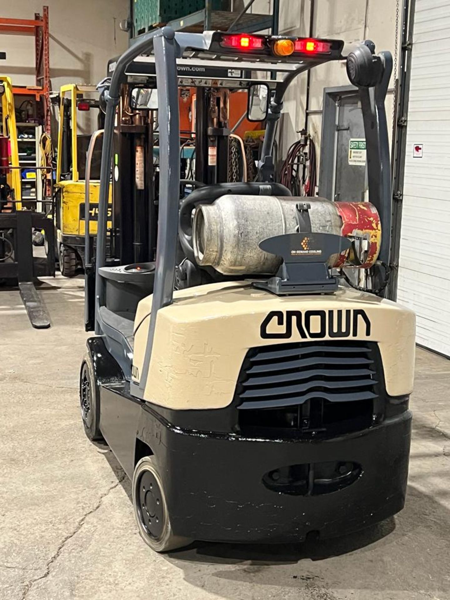 2016 Crown 5,000lbs Forklift LPG (propane) with Sideshift and 3-stage Mast with Low Hours (no - Image 3 of 4