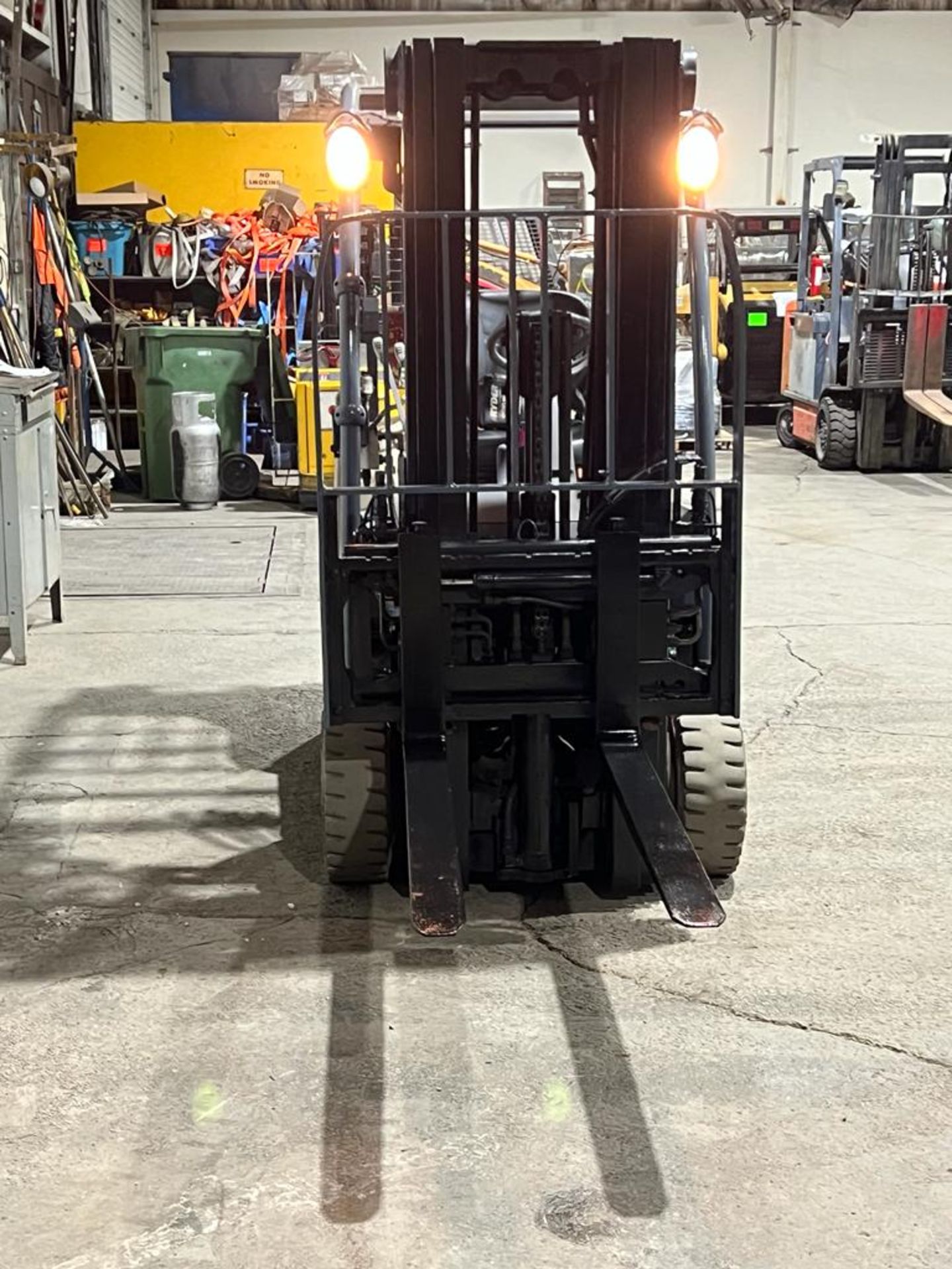 2016 Crown 5,000lbs Forklift LPG (propane) with Sideshift and 3-stage Mast with Low Hours (no - Image 4 of 4
