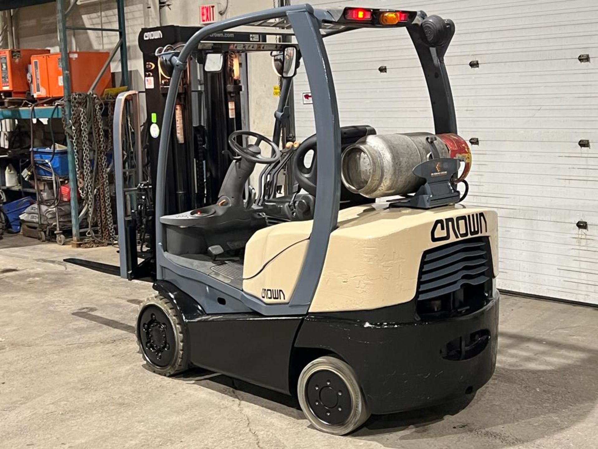 2016 Crown 5,000lbs Forklift LPG (propane) with Sideshift and 3-stage Mast with Low Hours (no - Image 2 of 4