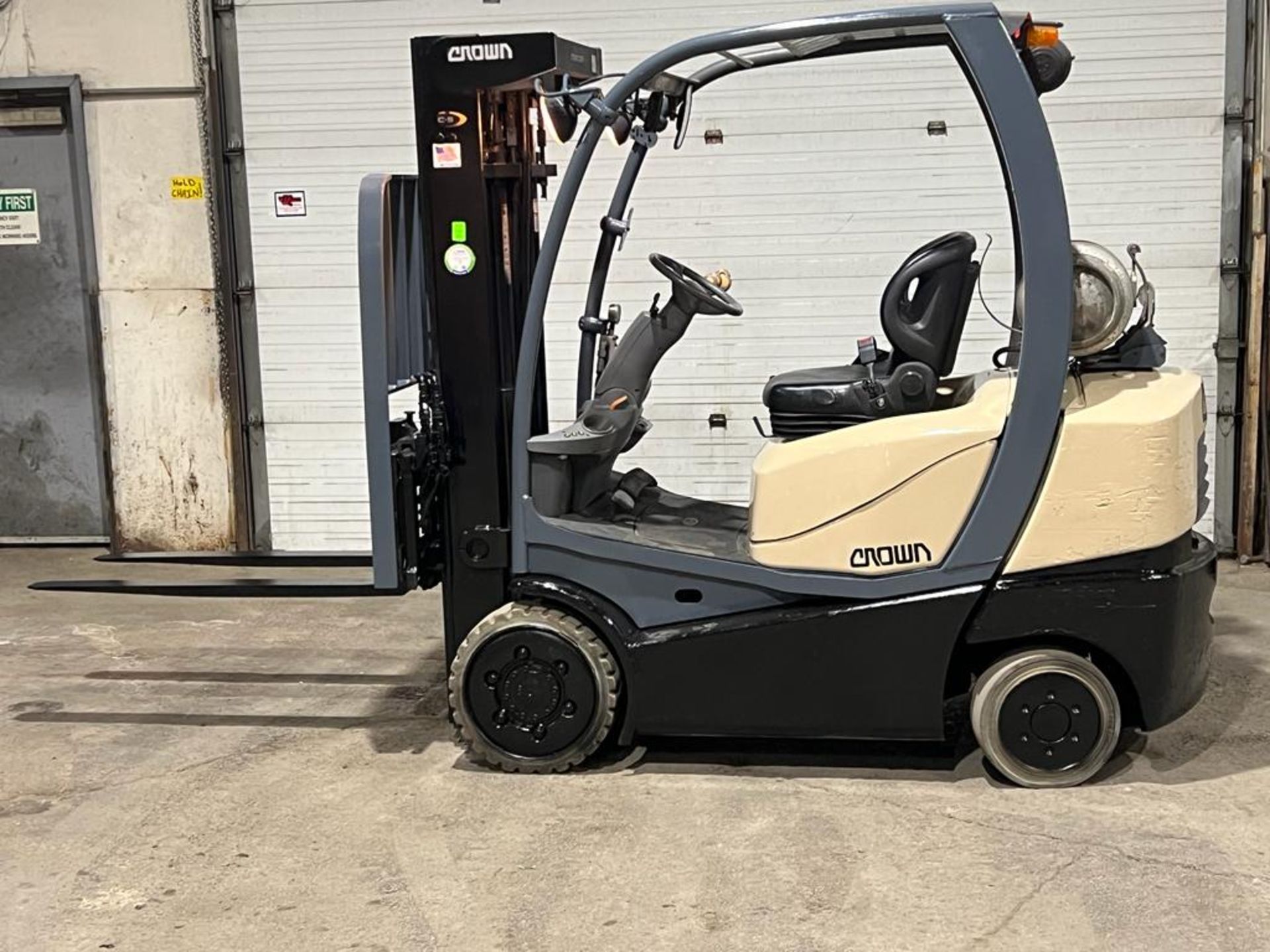 2016 Crown 5,000lbs Forklift LPG (propane) with Sideshift and 3-stage Mast with Low Hours (no