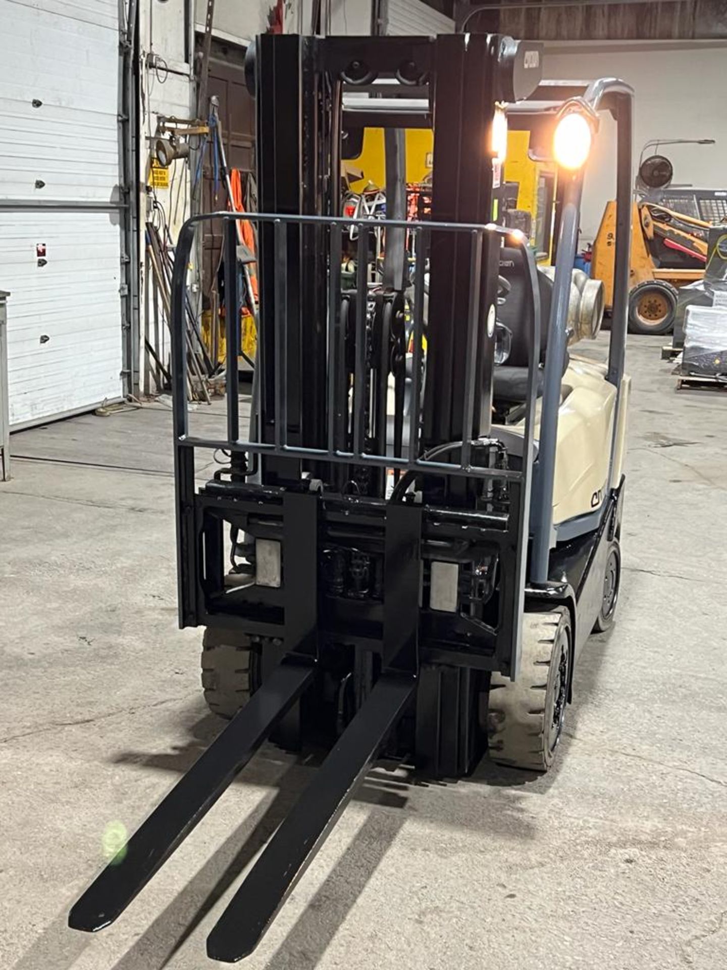 2016 Crown 5,000lbs Forklift LPG (propane) with Sideshift and 3-stage Mast with Low Hours (no - Image 4 of 5