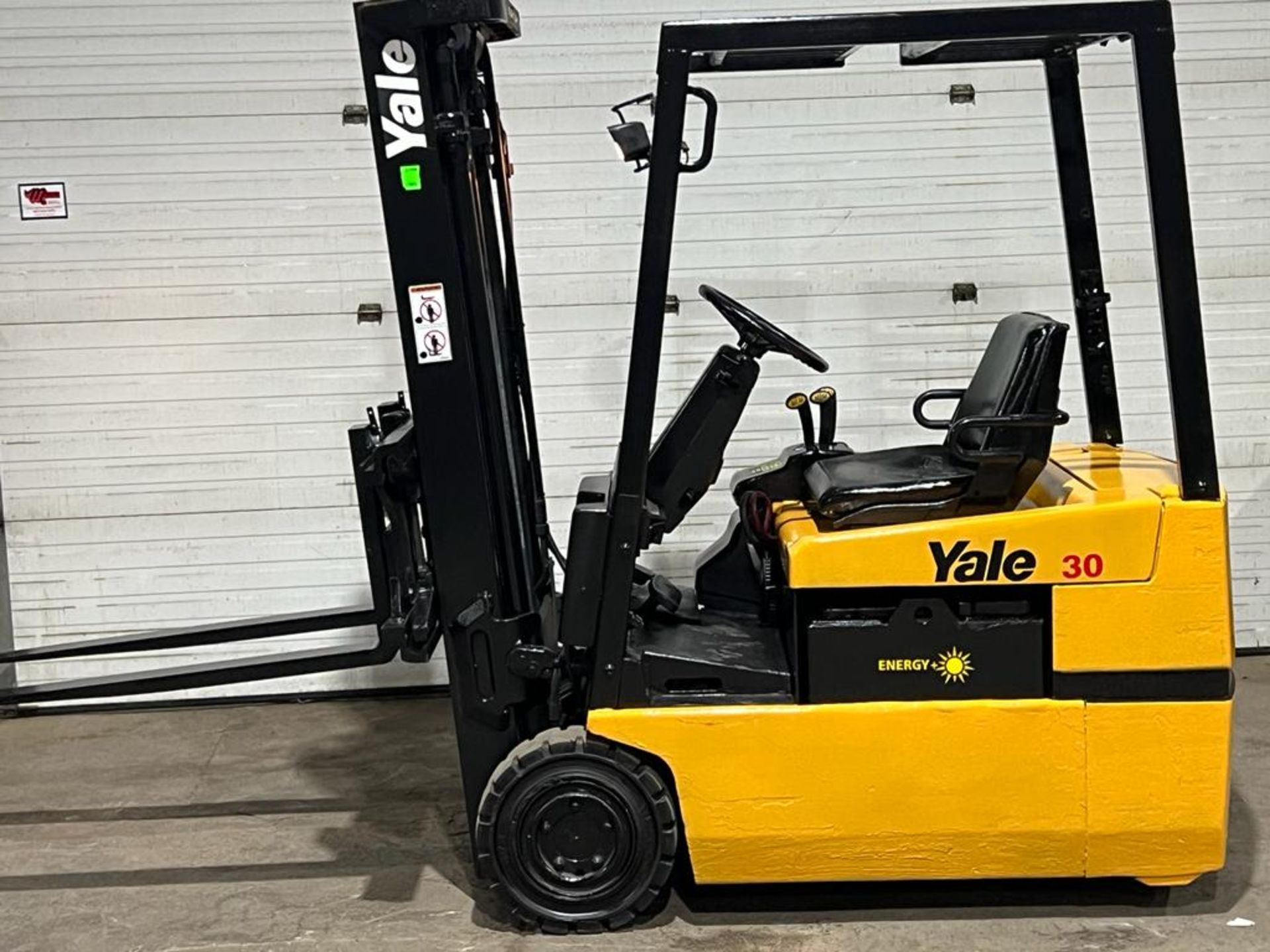 Yale 3,000lbs Capacity 3-Wheel Electric Forklift with sideshift and 3-STAGE MAST 36V - FREE CUSTOMS